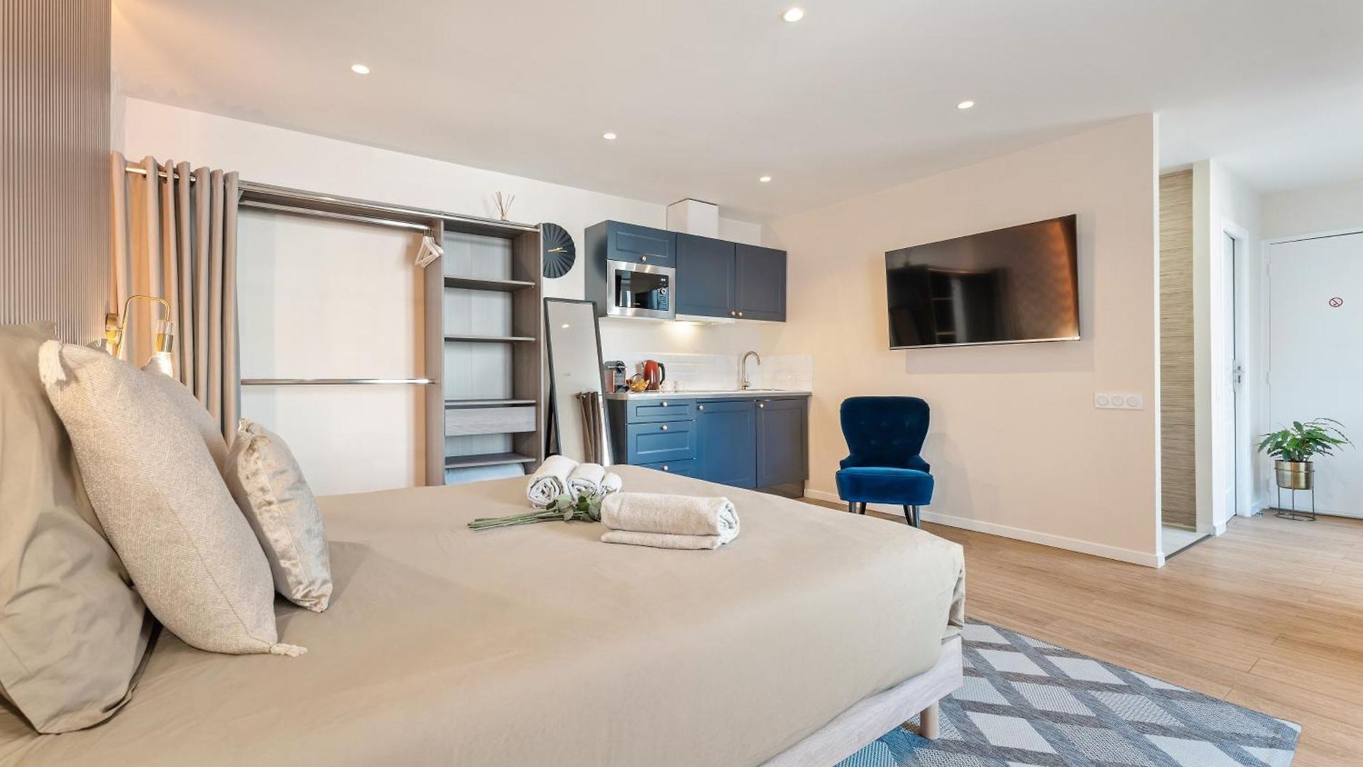 Elegant Jacuzzi Loft In Massena Apartment *