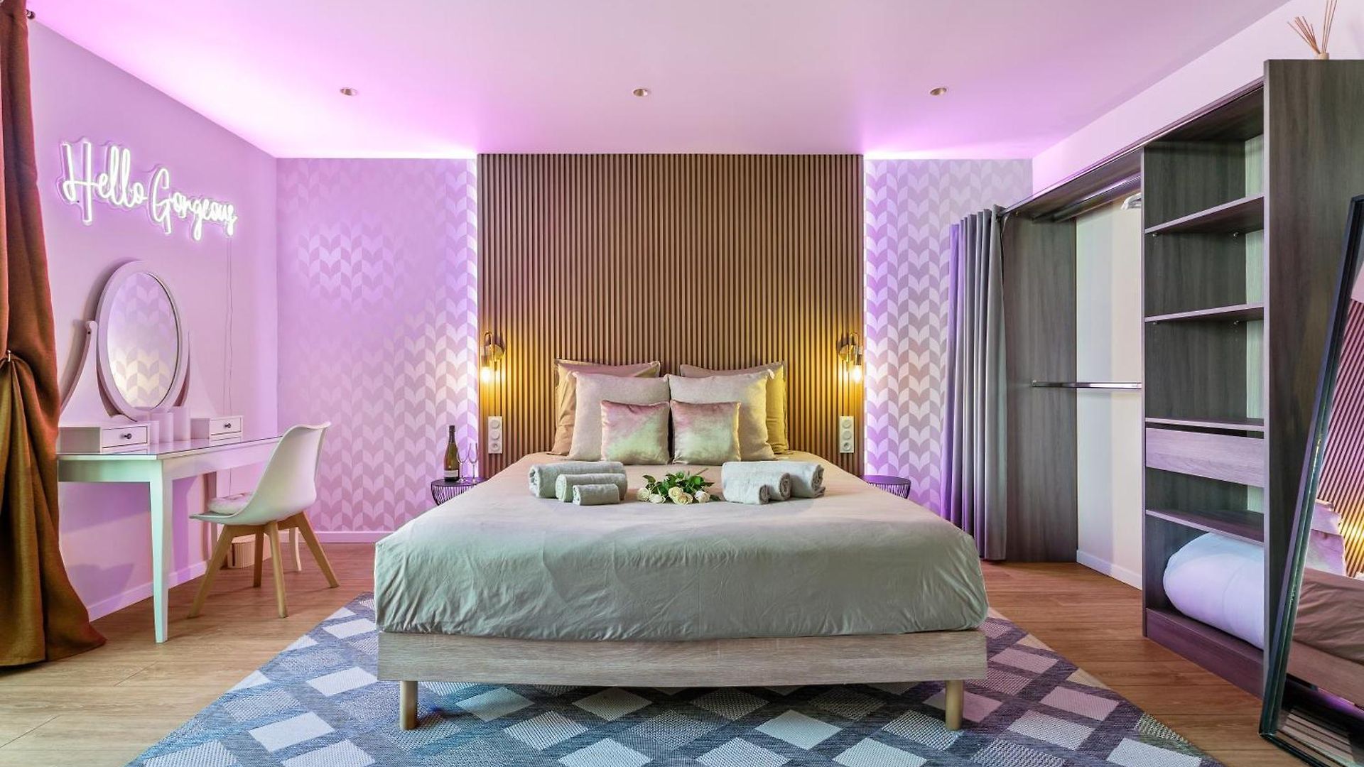 Elegant Jacuzzi Loft In Massena Apartment *