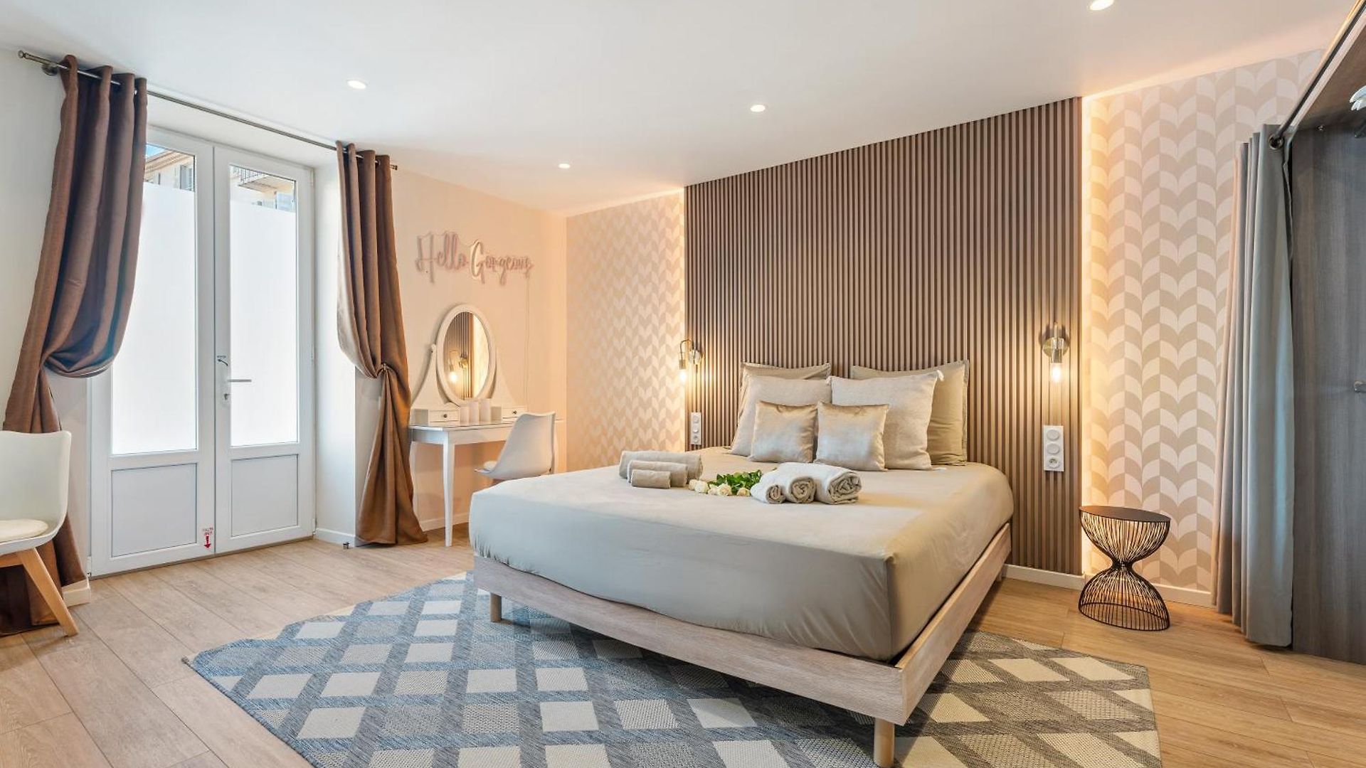 Elegant Jacuzzi Loft In Massena Apartment Nice
