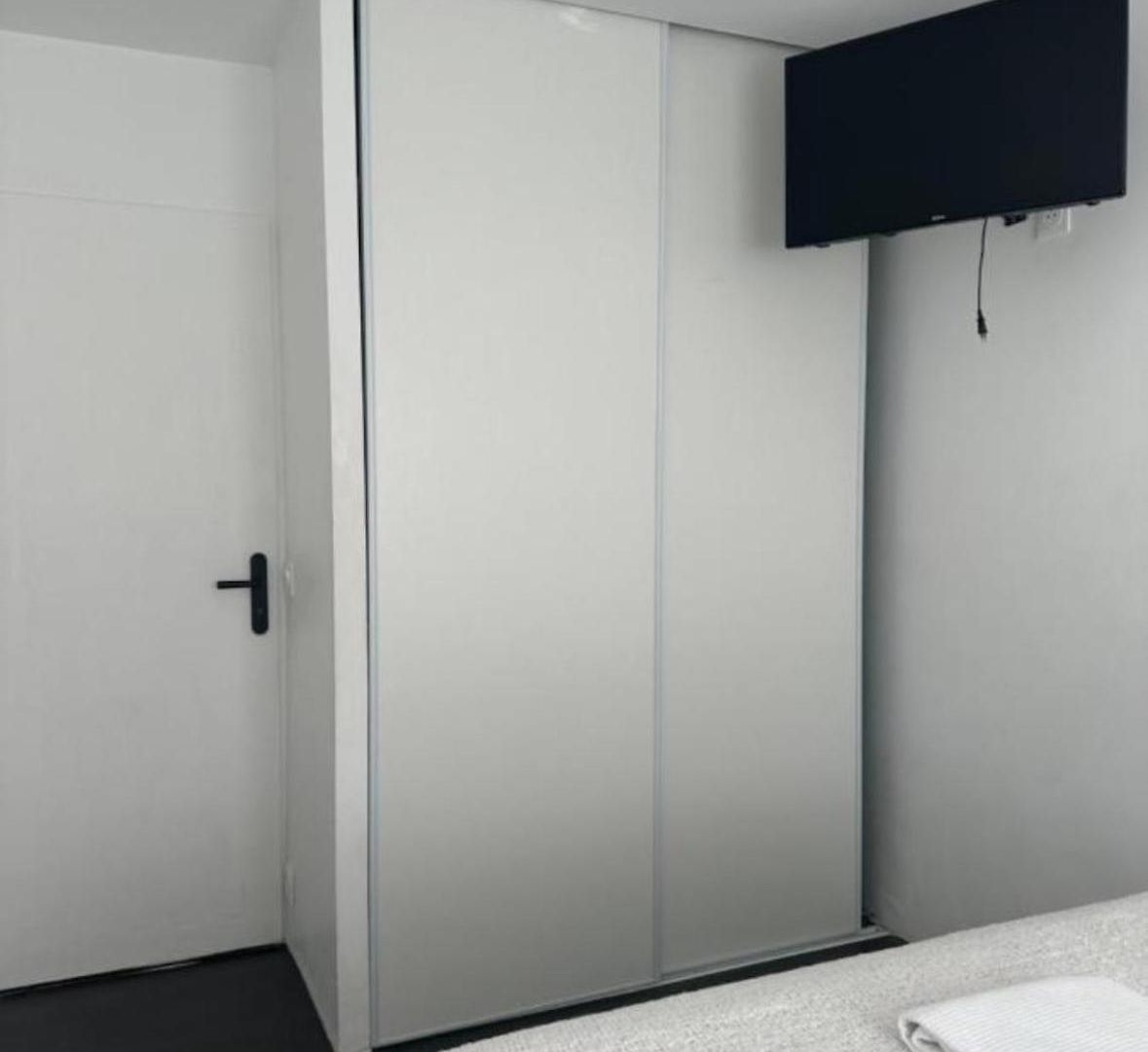 Location In Private Security With Free Parking, 6 Min To Center, 1 Min For Transports Available * Nice