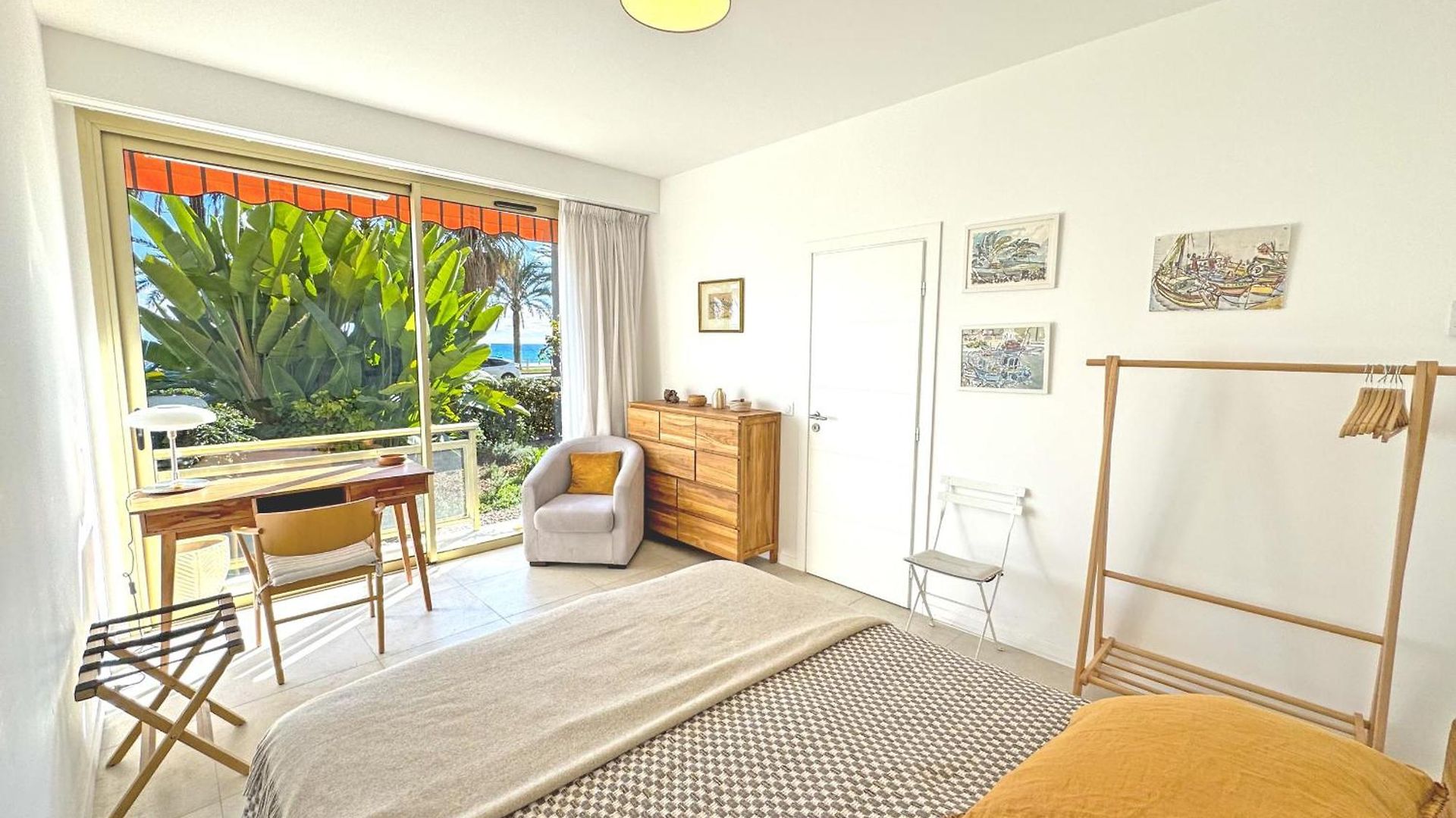 Cosy Sea Front Garden Nice