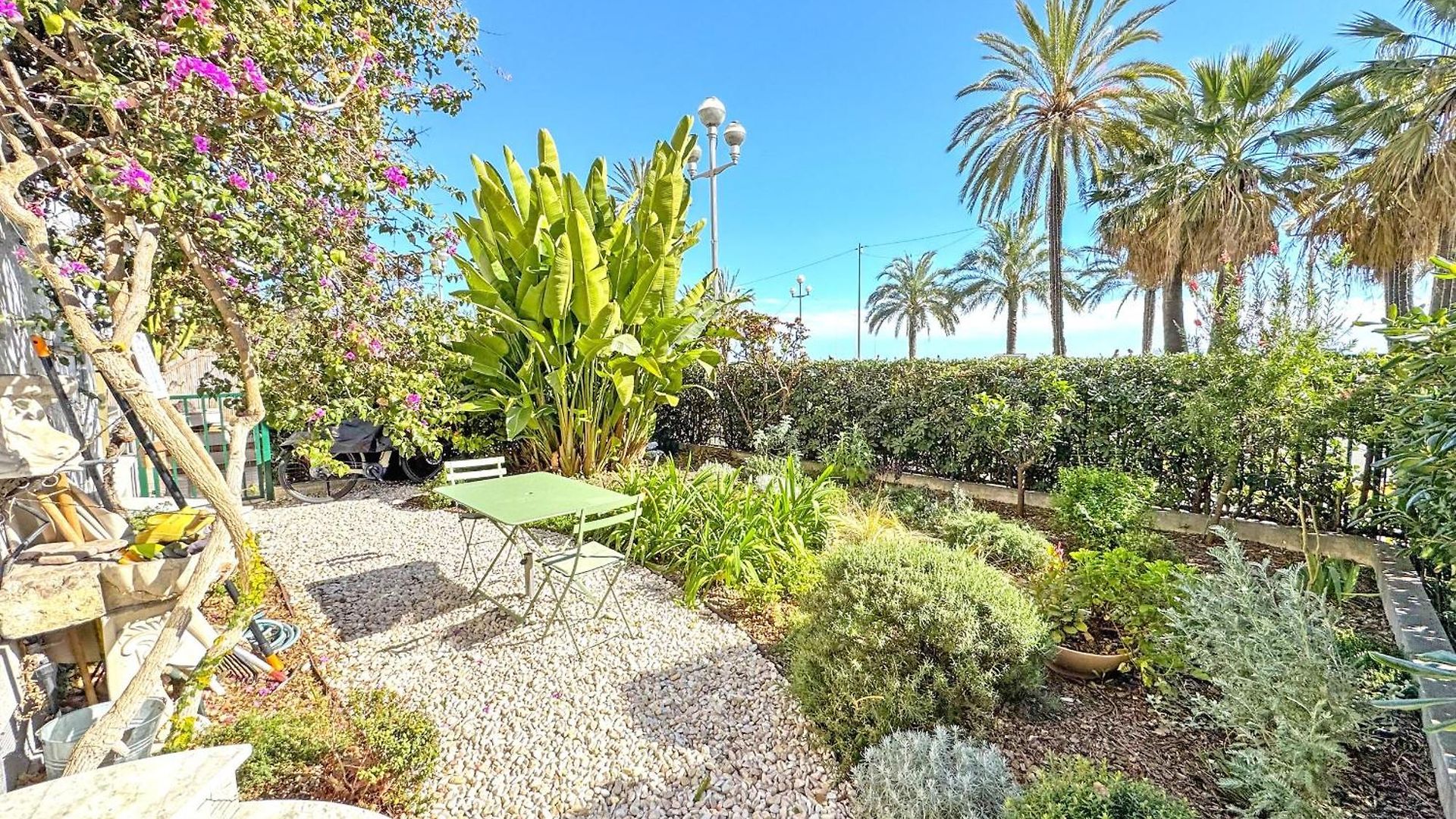 Cosy Sea Front Garden * Nice