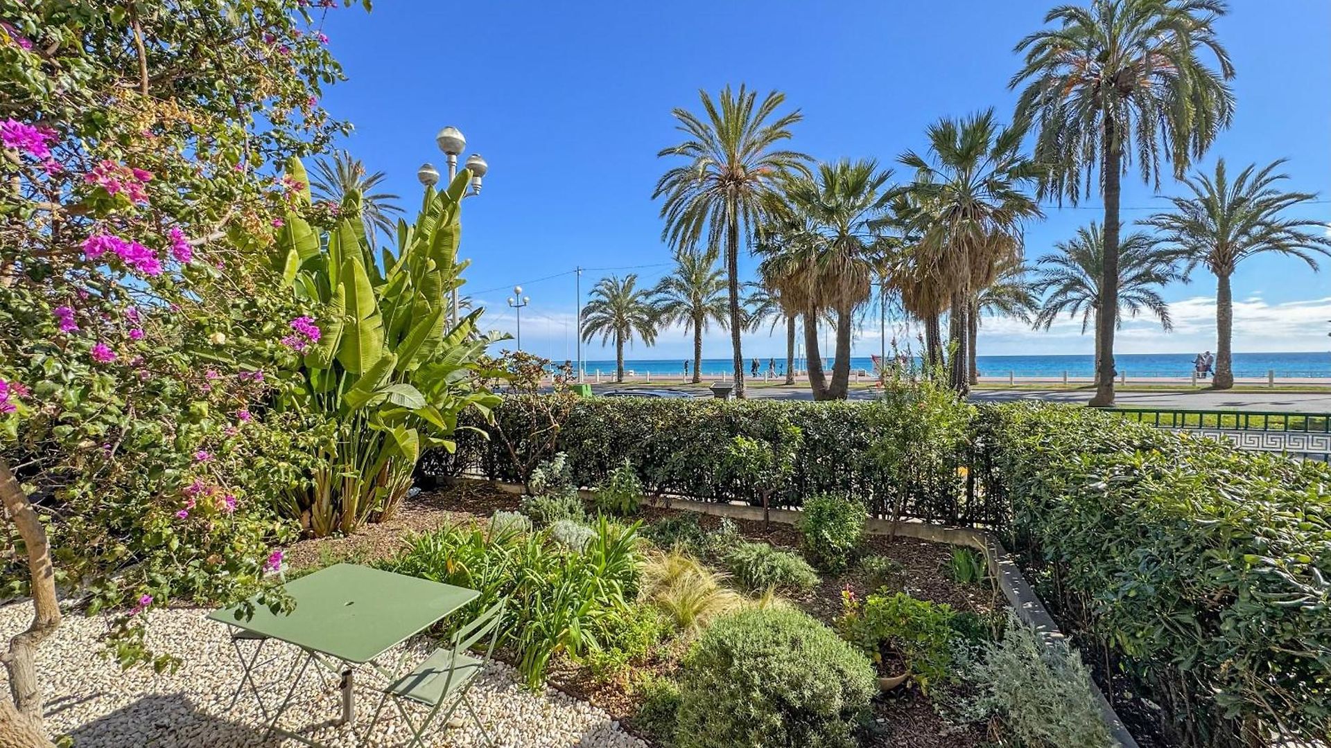 Cosy Sea Front Garden Nice