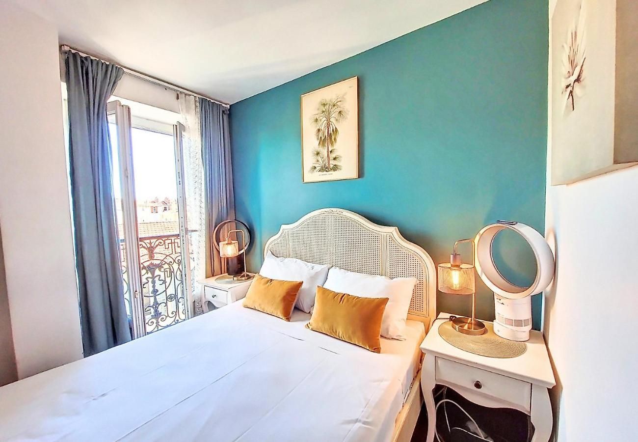Nestor&jeeves - Chaise Bleue - - Near *