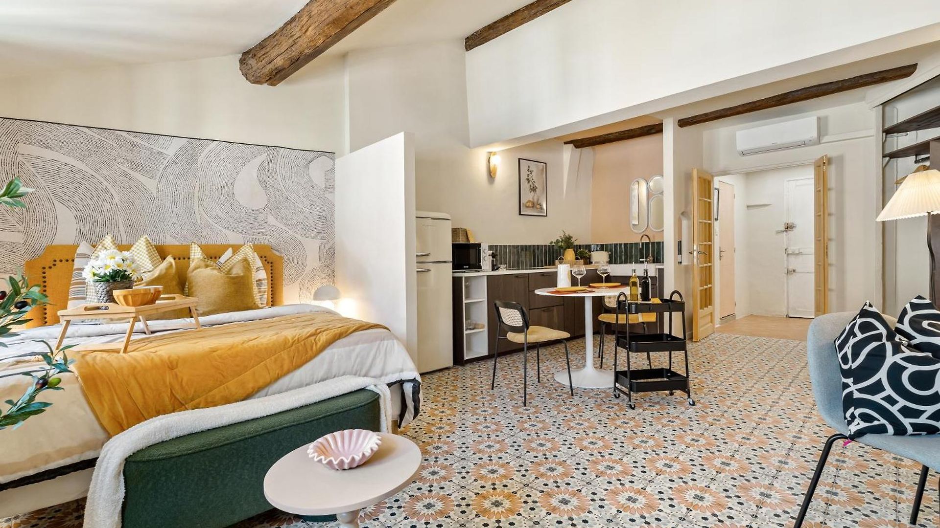 Renting - - Authentic Loft Old Rooftop View & Charm Apartment *