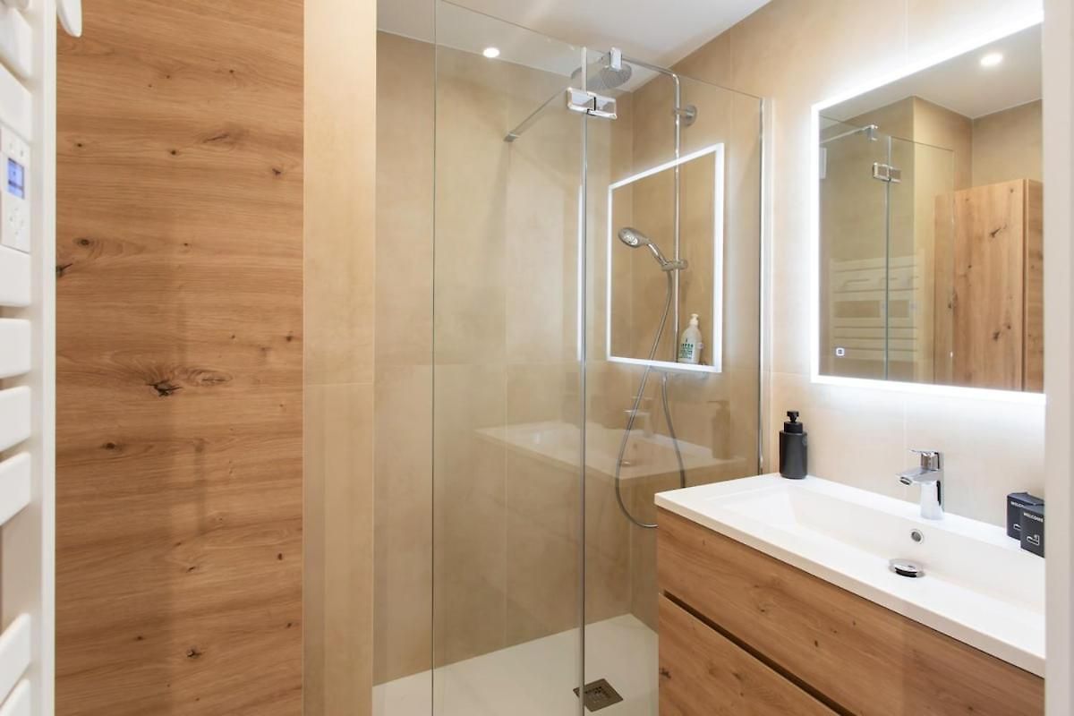 #41 Staywizus - Flat For 6, 3 Bdr Parking Wifi 5mins Walk Tram T1