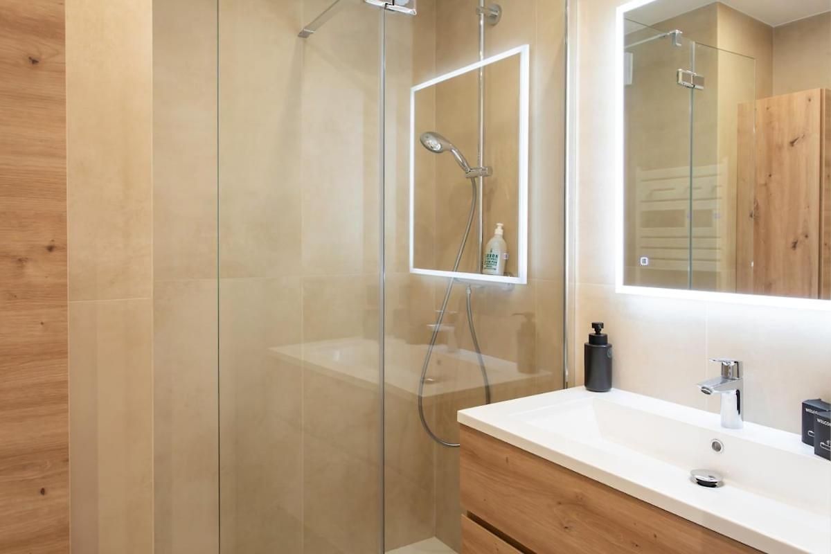 #41 Staywizus - Flat For 6, 3 Bdr Parking Wifi 5mins Walk Tram T1 *