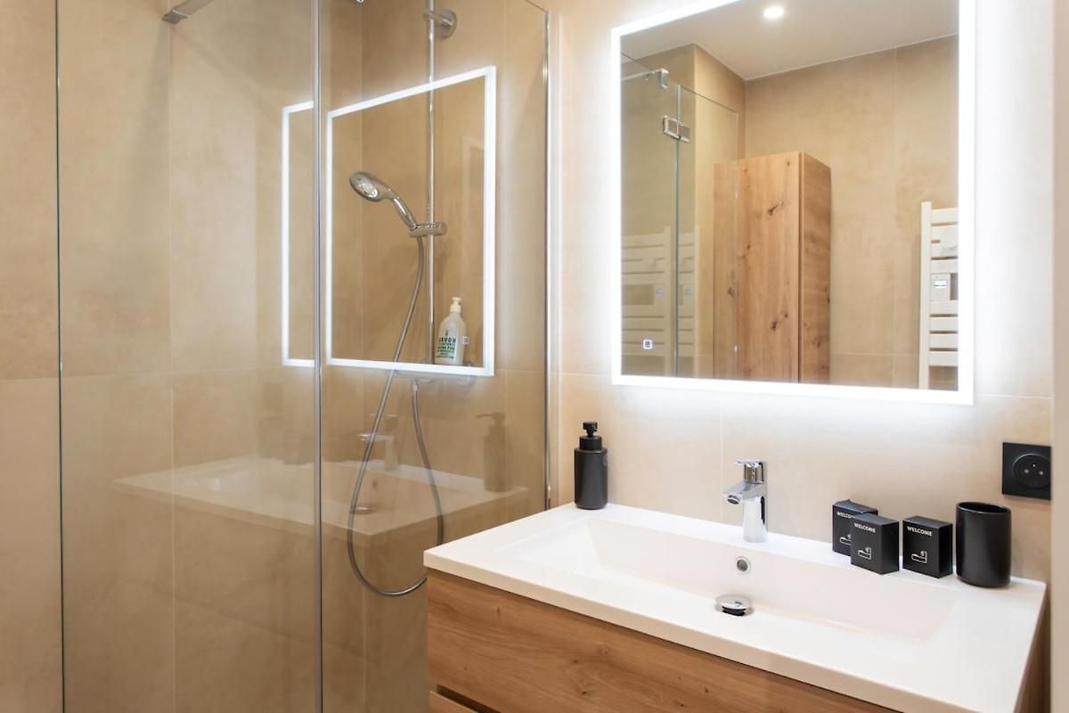 #41 Staywizus - Flat For 6, 3 Bdr Parking Wifi 5mins Walk Tram T1 *
