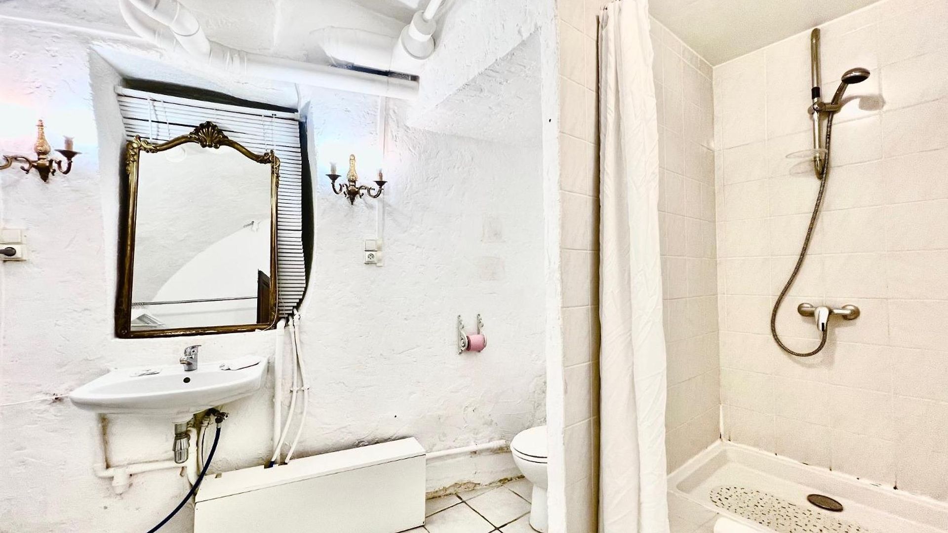 Riviera: Charming 4-room Beachside In Old Town Apartment Nice