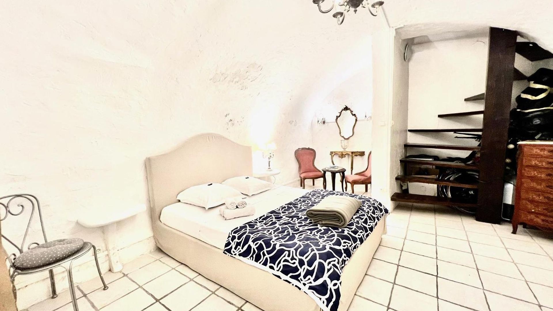 Riviera: Charming 4-room Beachside In Old Town 3*