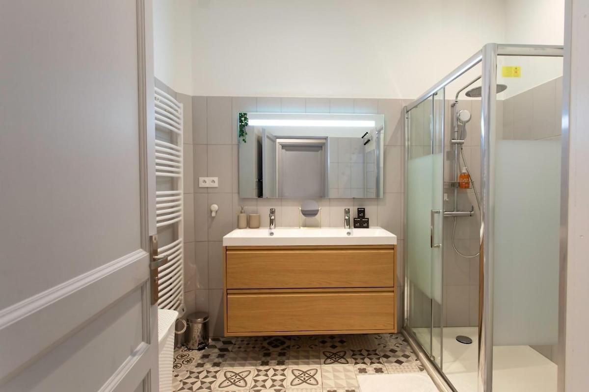 #34 Staywizus - Lamartine 3 Bdr Ac Balcony 10mins Walk To Old Town
