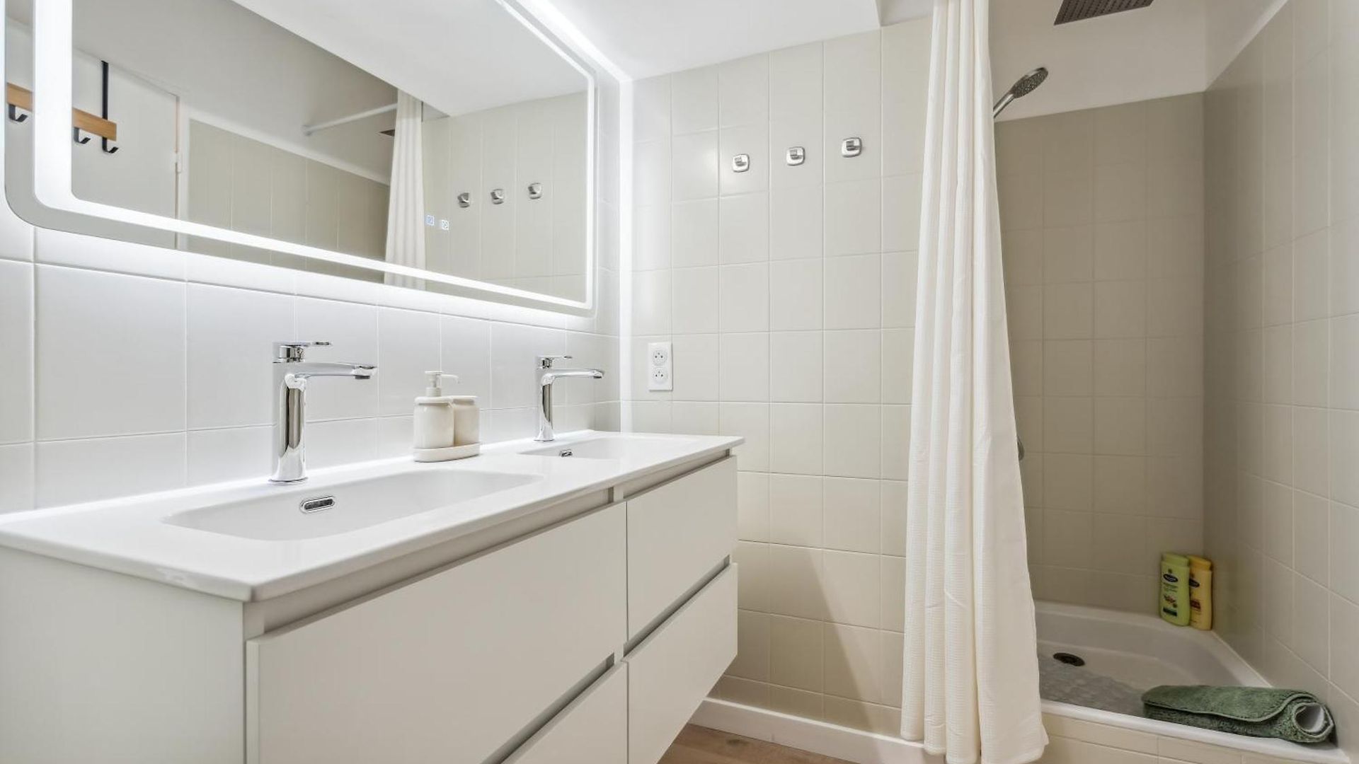Renting - Fleurs - Luxury Terrace Quiet Private Parking Apartment