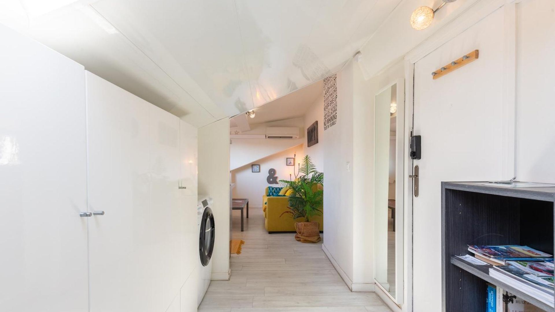 Homelivia, Attic -mansardé Sous Les Toits De Appartement *