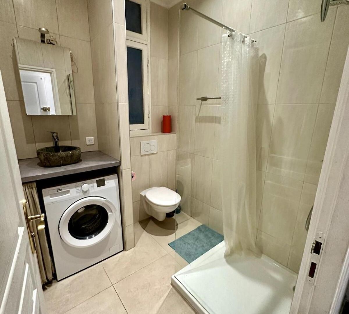 A Luxurious With Ac On Promenade Des Nice