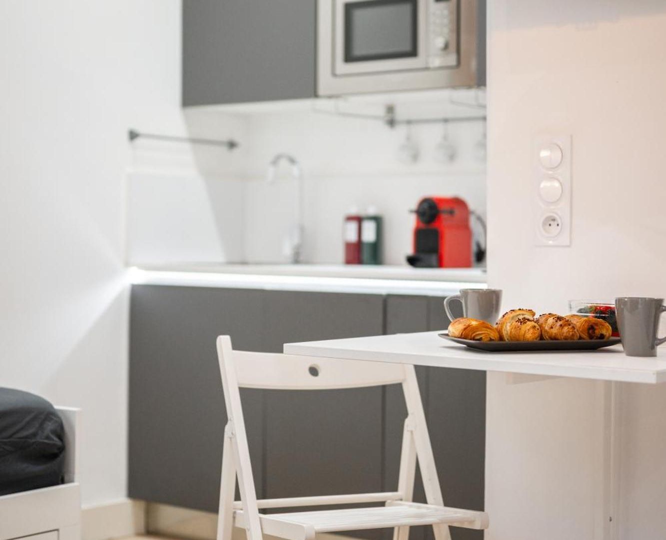 Charme Niçois Avec Terrasse En Appartement *
