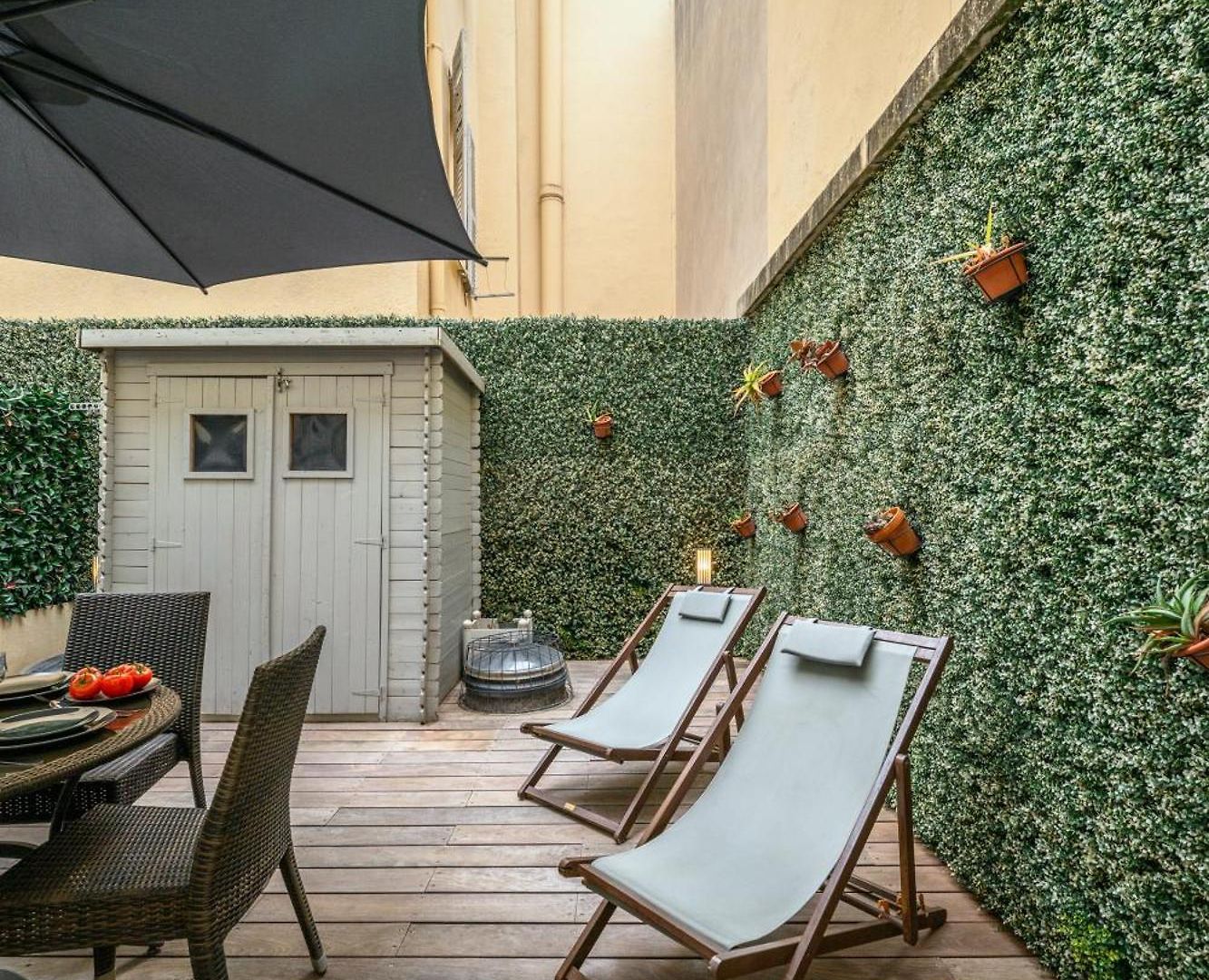 Charme Niçois Avec Terrasse En *