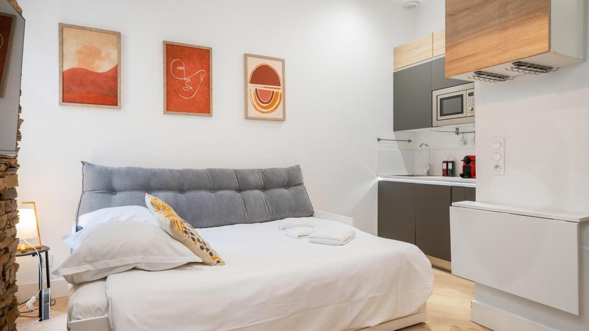Charme Niçois Avec Terrasse En Appartement *