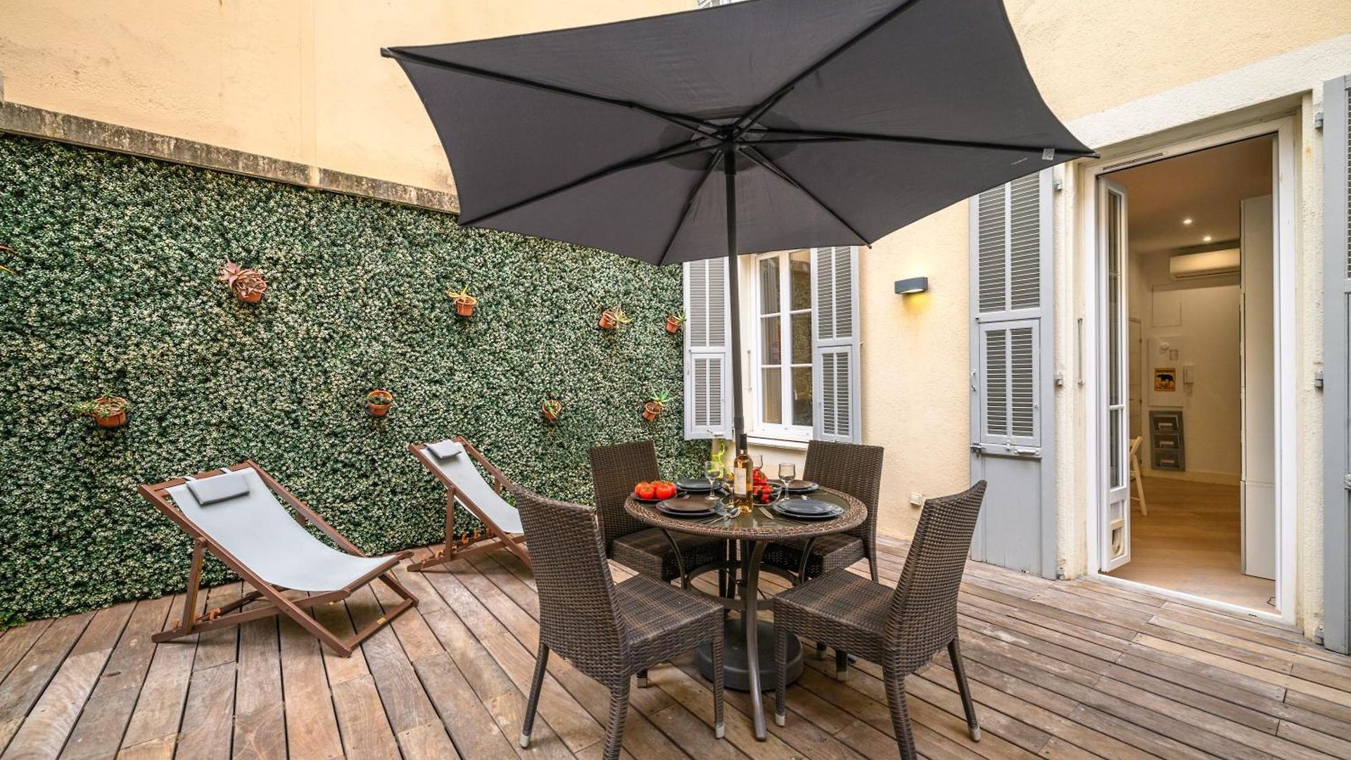 Charme Niçois Avec Terrasse En *