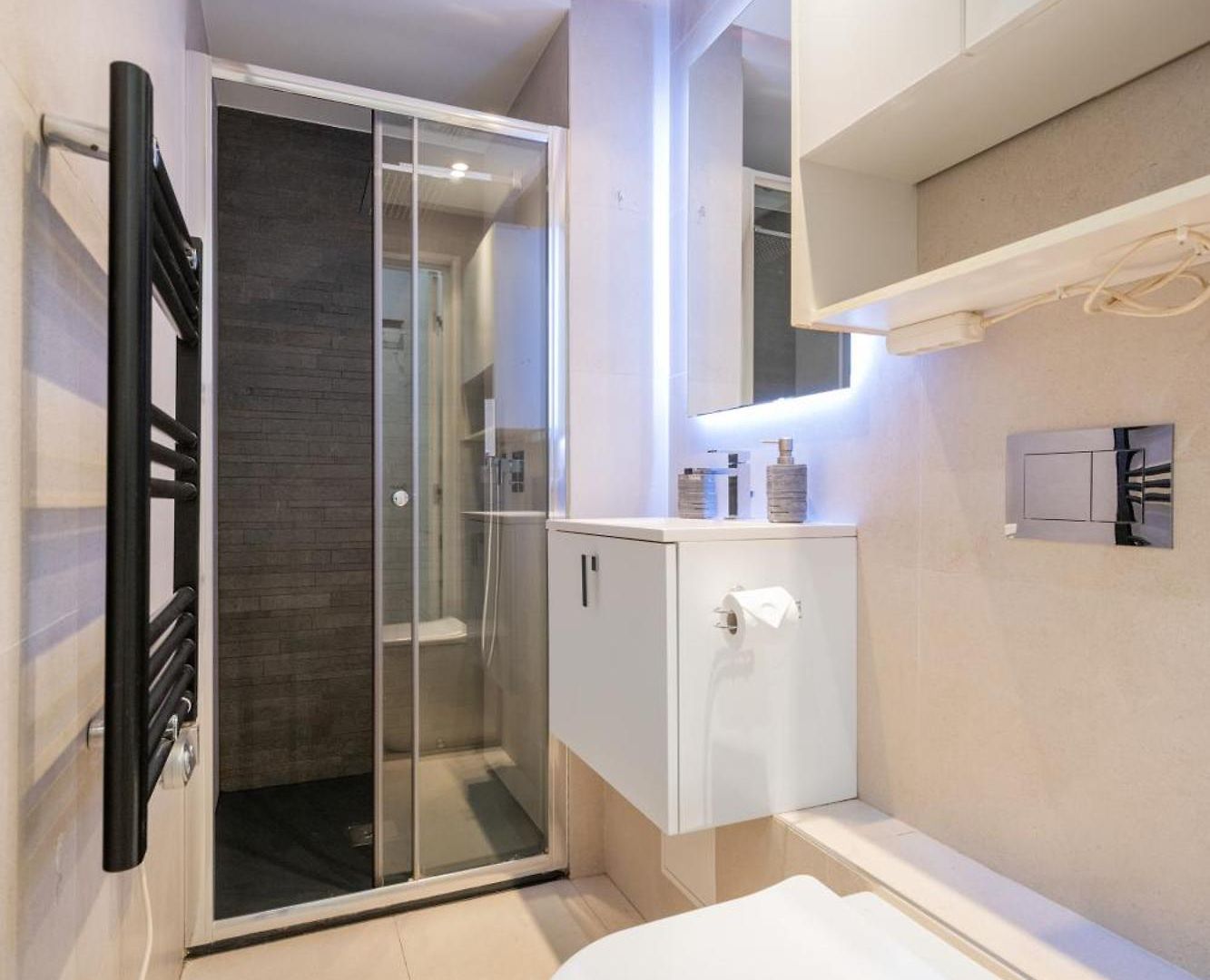 Charme Niçois Avec Terrasse En Appartement *