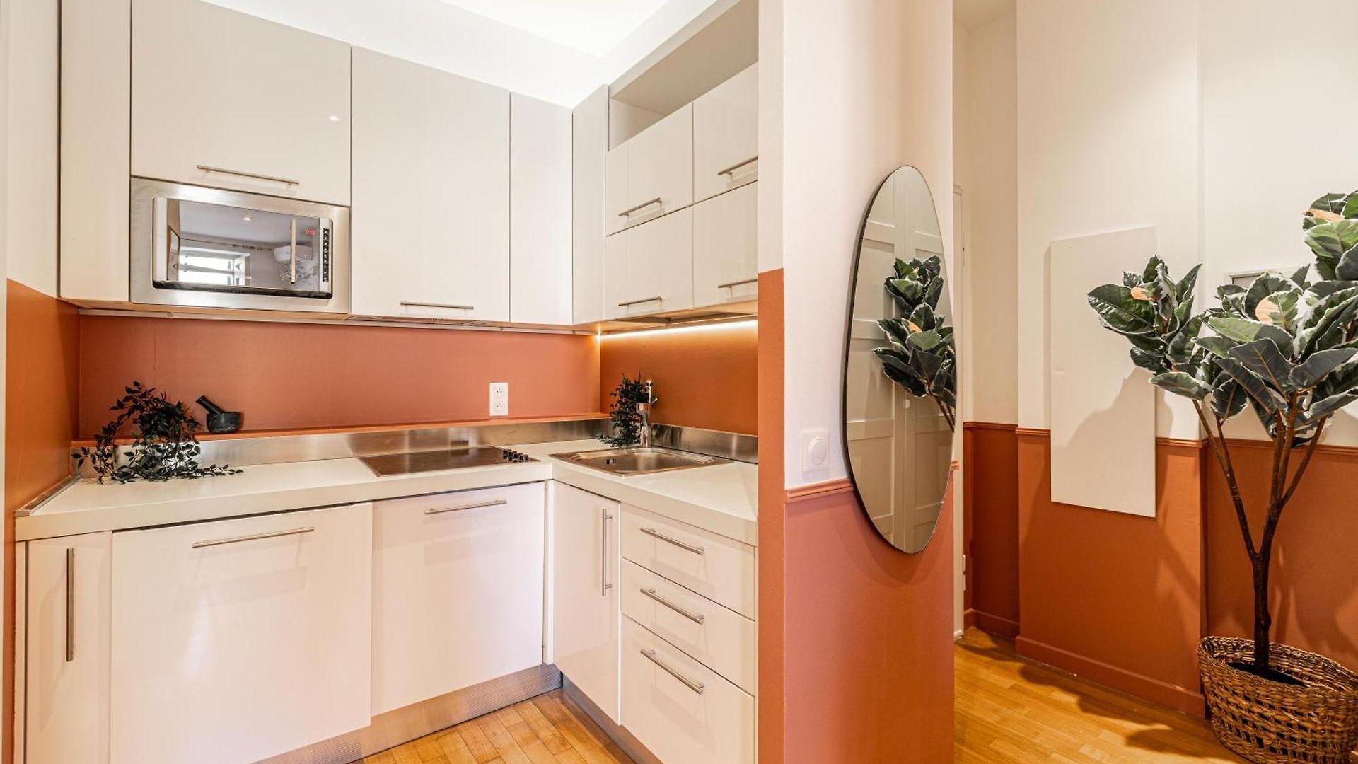 New! Remodeled In The Heart Of Nice, 3 Min, 2br, Ac, Elevator, Amazing Little Terrace, Location! Apartment Nice