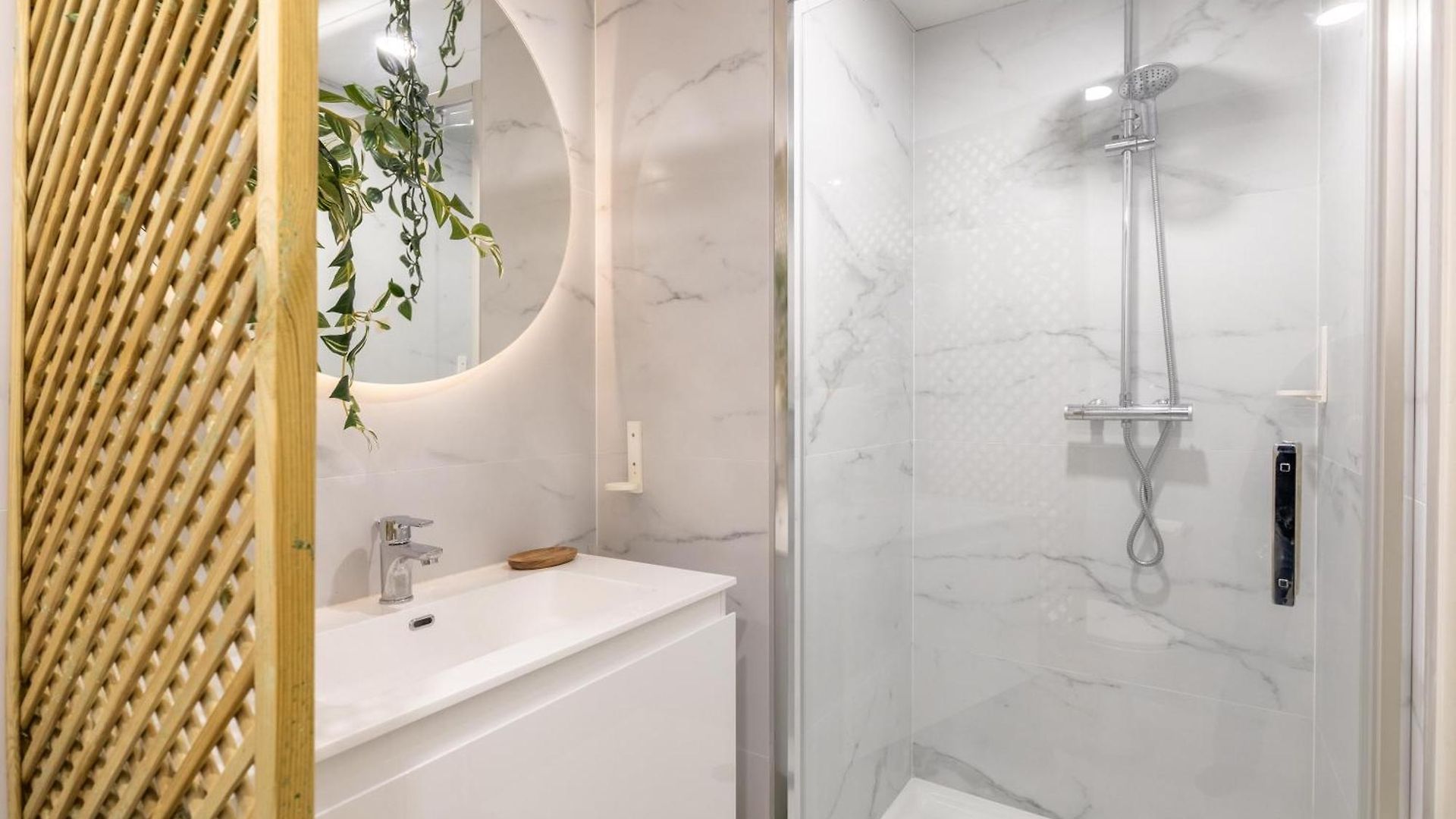 New! Remodeled In The Heart Of Nice, 3 Min, 2br, Ac, Elevator, Amazing Little Terrace, Location! Apartment