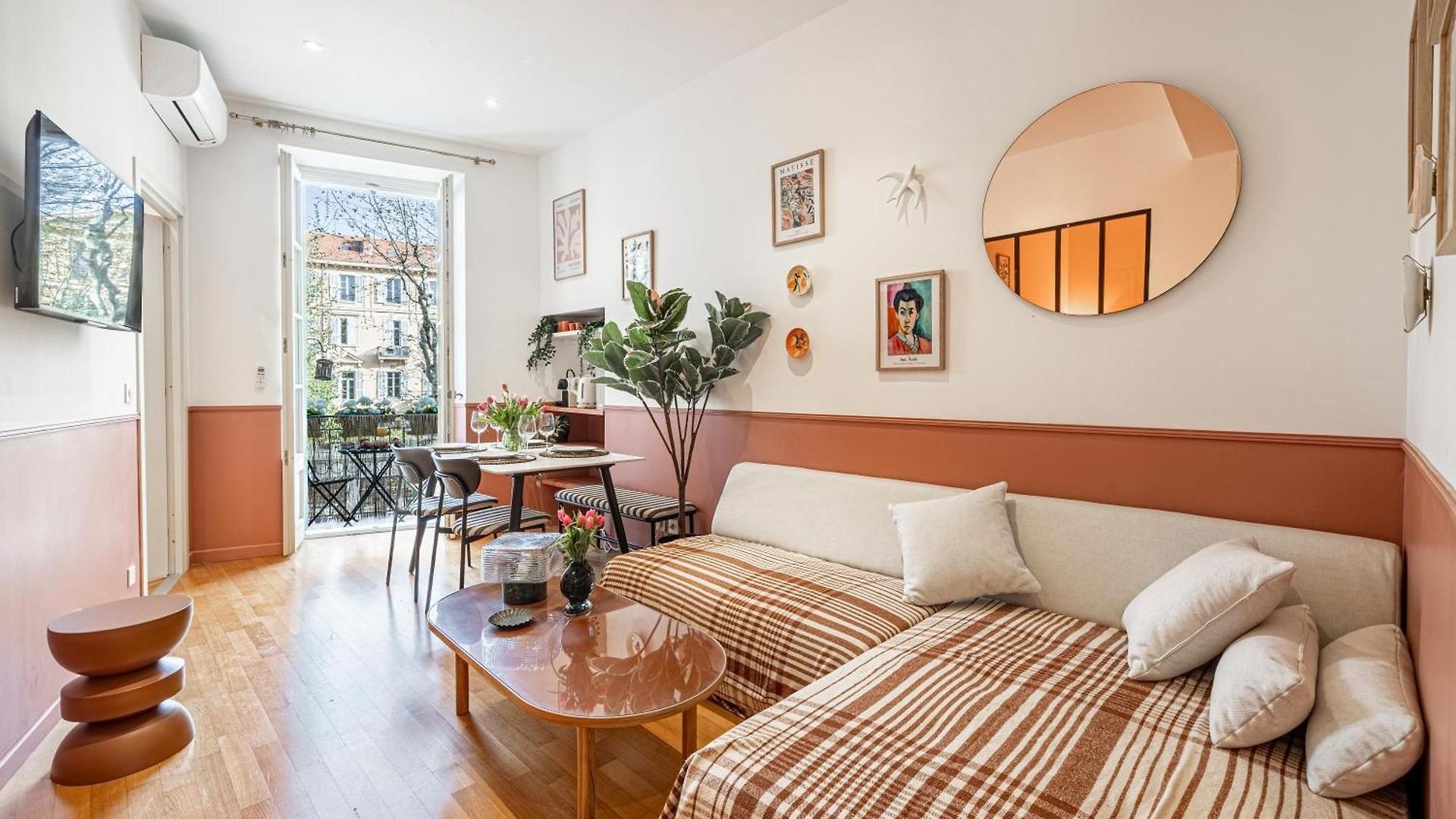 New! Remodeled In The Heart Of Nice, 3 Min, 2br, Ac, Elevator, Amazing Little Terrace, Location! *