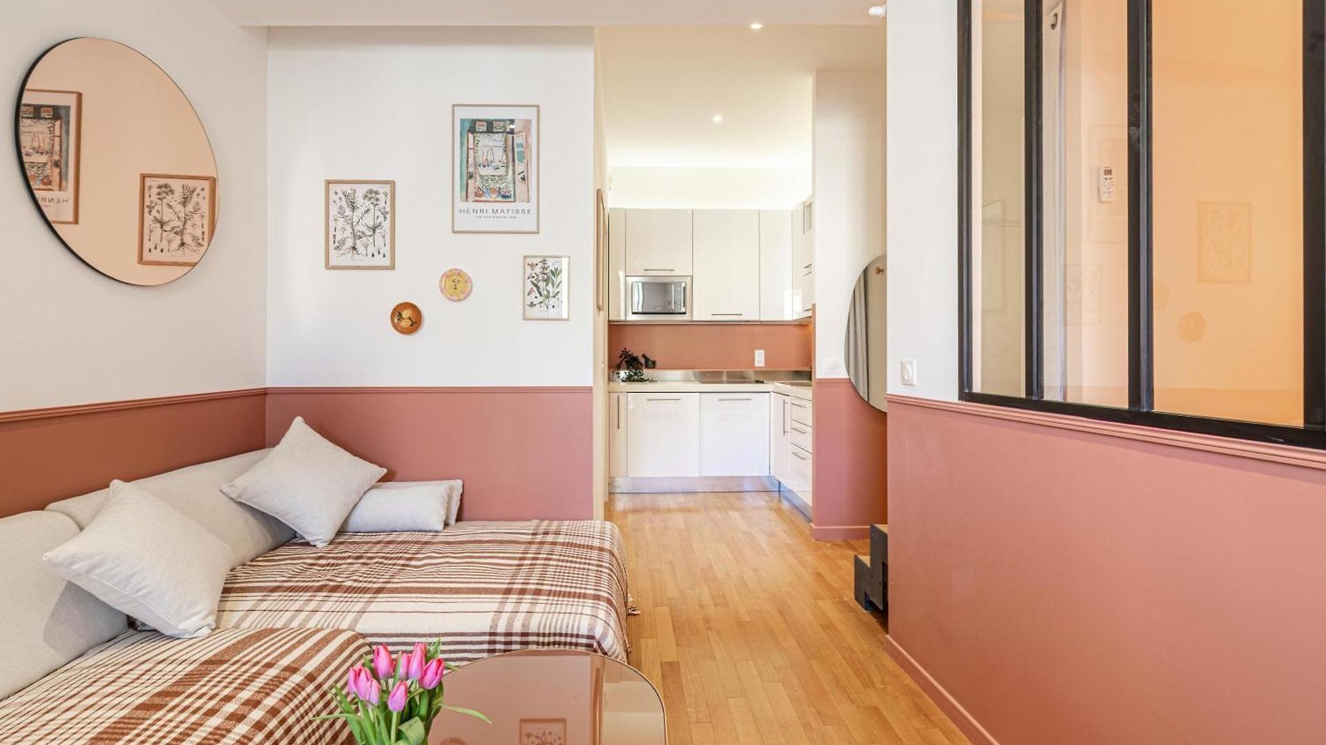 Apartment New! Remodeled In The Heart Of Nice, 3 Min, 2br, Ac, Elevator, Amazing Little Terrace, Location! Nice
