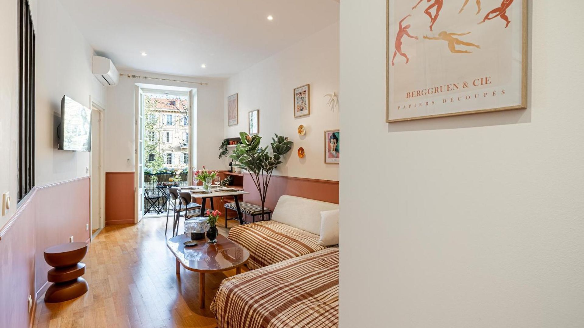 New! Remodeled In The Heart Of Nice, 3 Min, 2br, Ac, Elevator, Amazing Little Terrace, Location! Nice