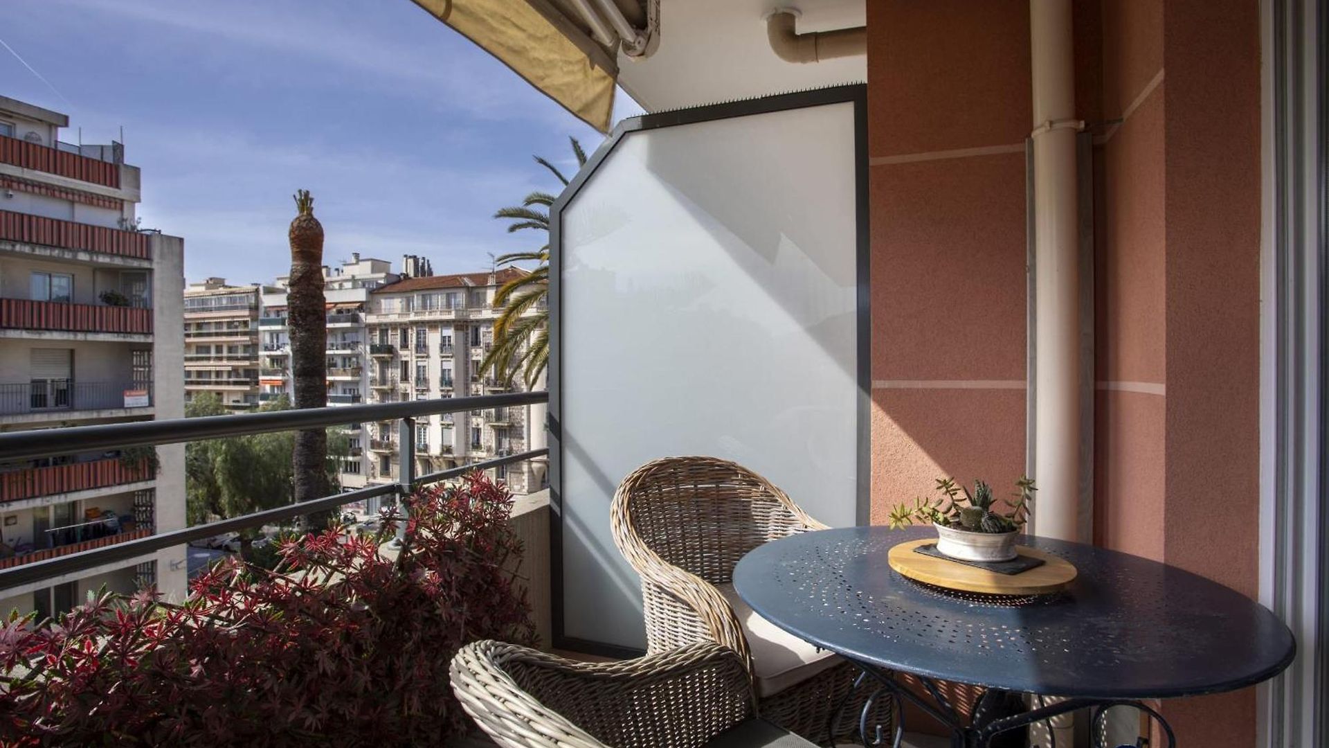 Appartement Air-conditioned Near Libération District *