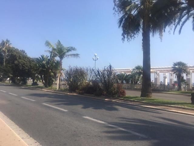 Et Ses Deux Piscines