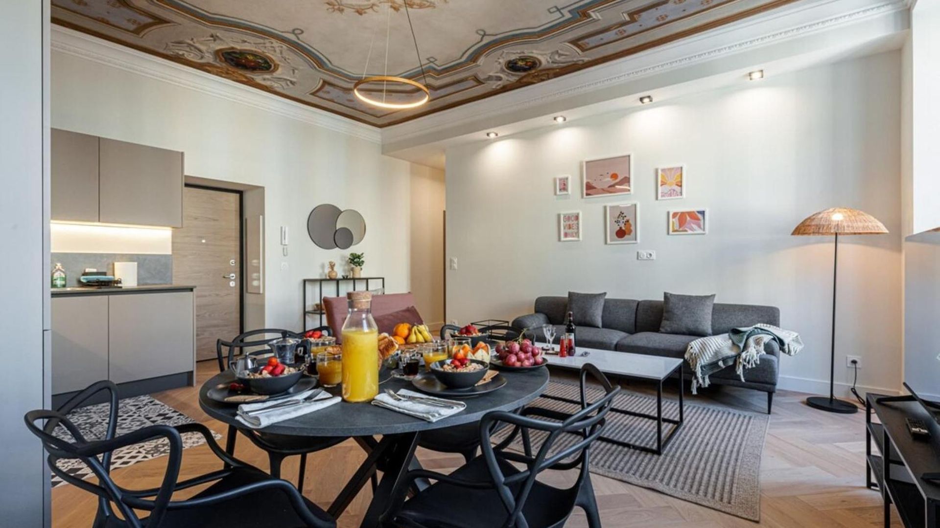 My Casa - Philibert - Traditional With Historical Fresc