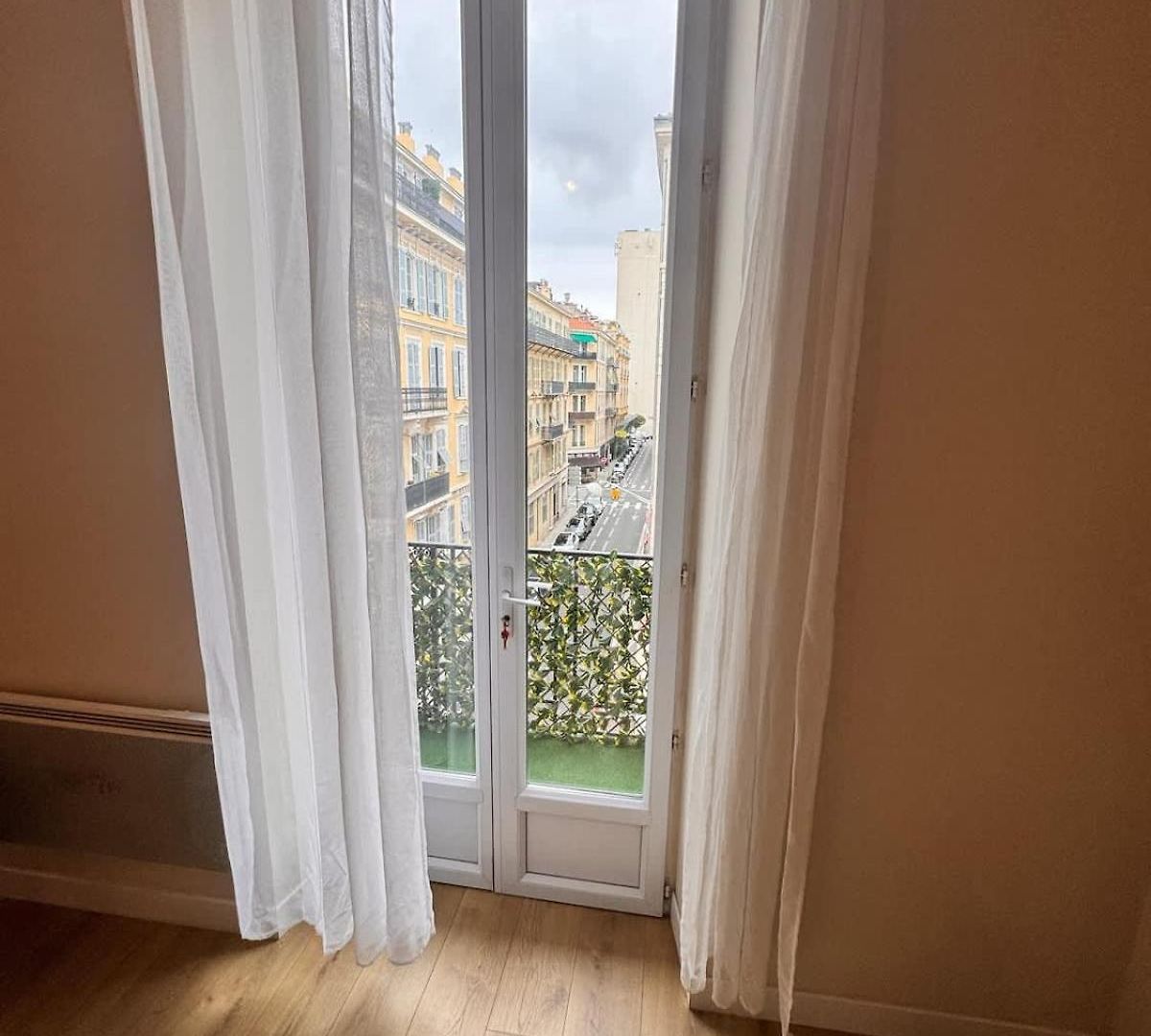 Hype-center Balcony 3br Ac Near Tram For6 Guests