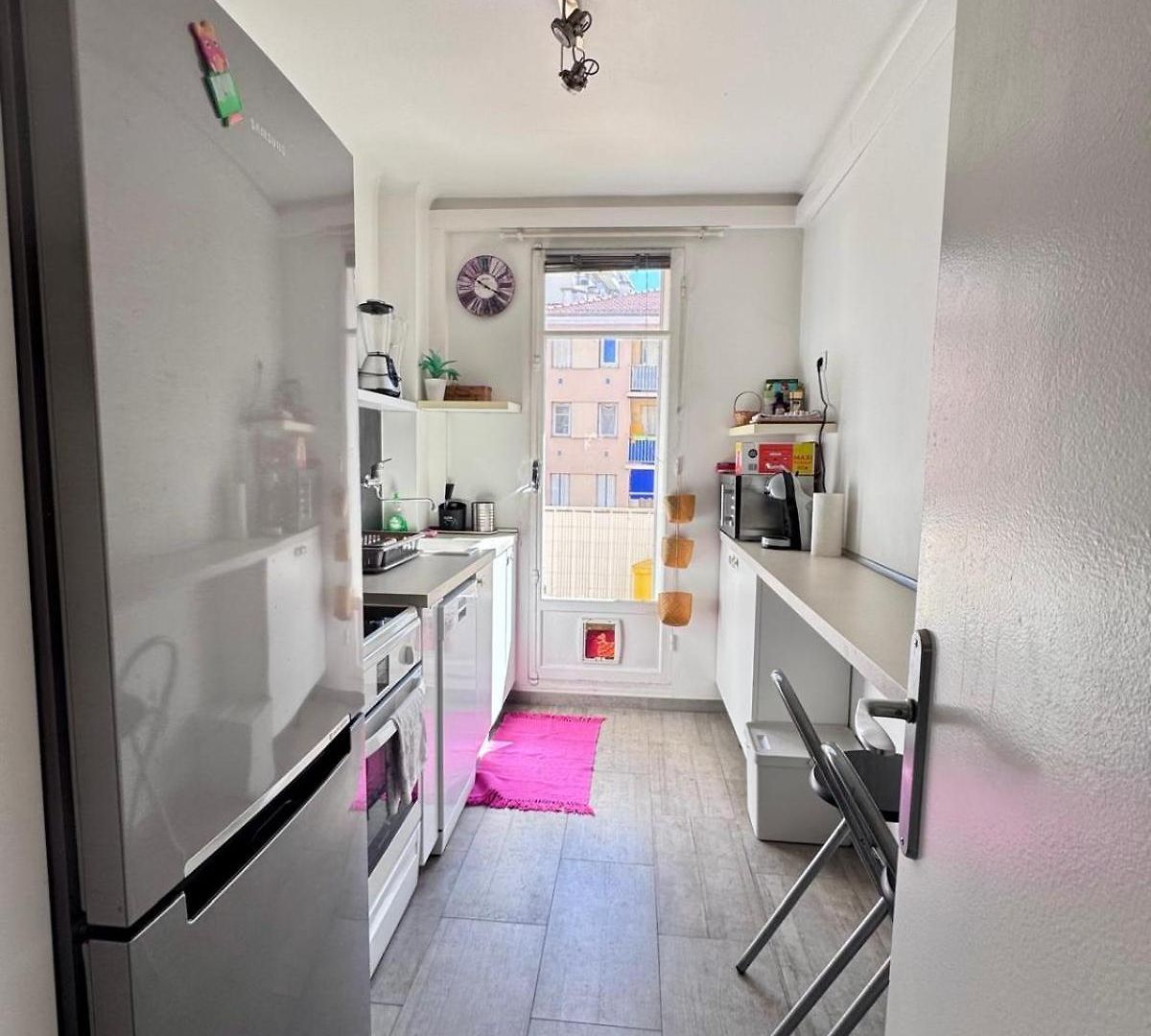 Spacious 2 Bedrooms With Parking To Port Of *
