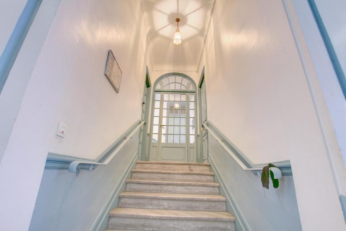 Beautiful Spacious Air Conditioned - Center *