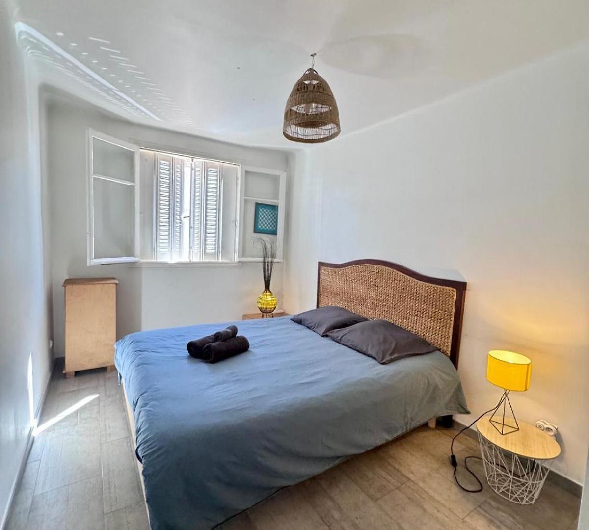 Spacious 2 Bedrooms With Parking To Port Of Apartment
