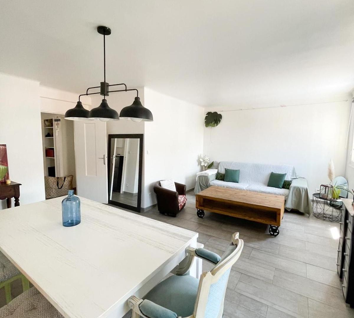 Apartment Spacious 2 Bedrooms With Parking To Port Of *