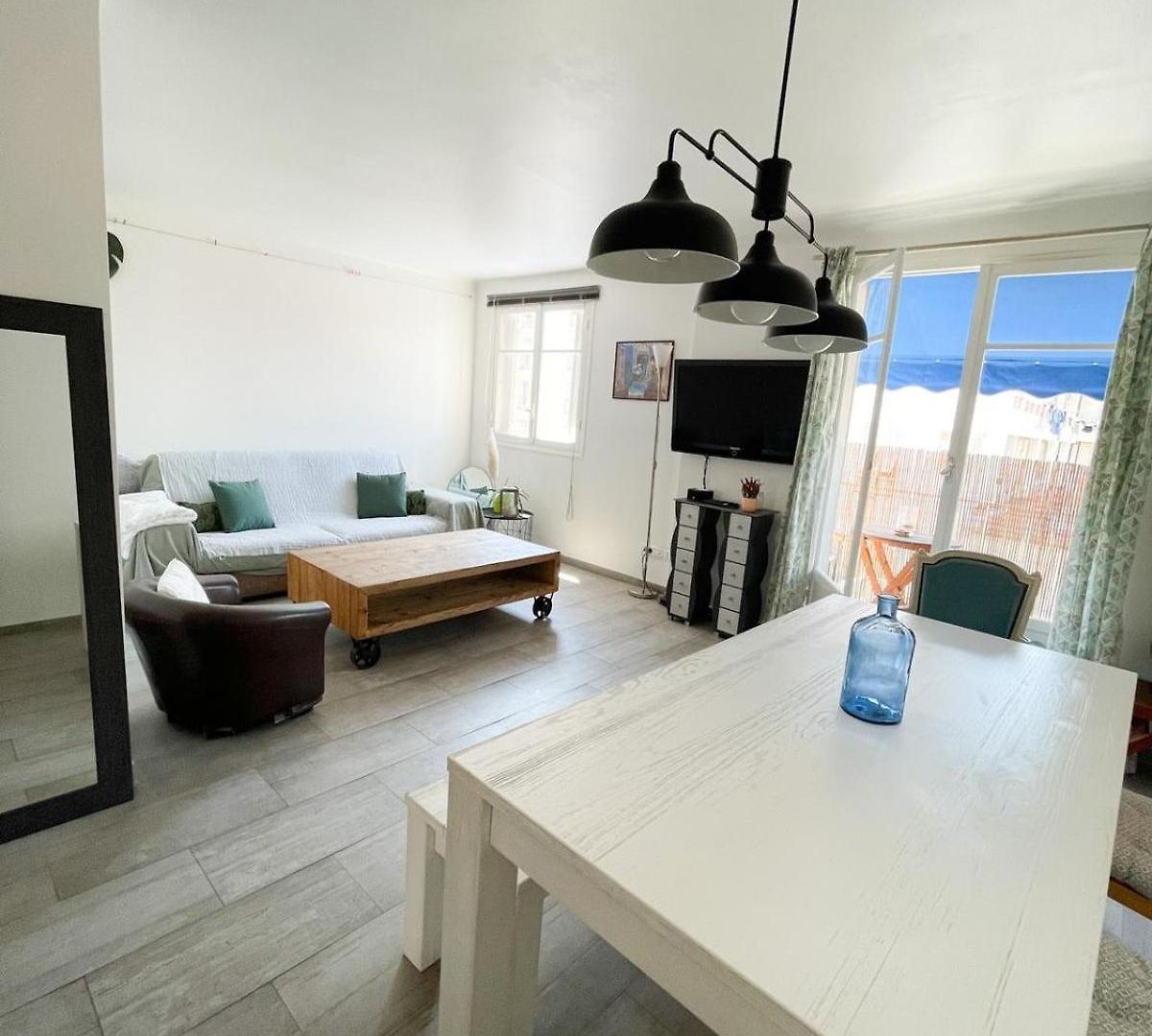 Apartment Spacious 2 Bedrooms With Parking To Port Of *