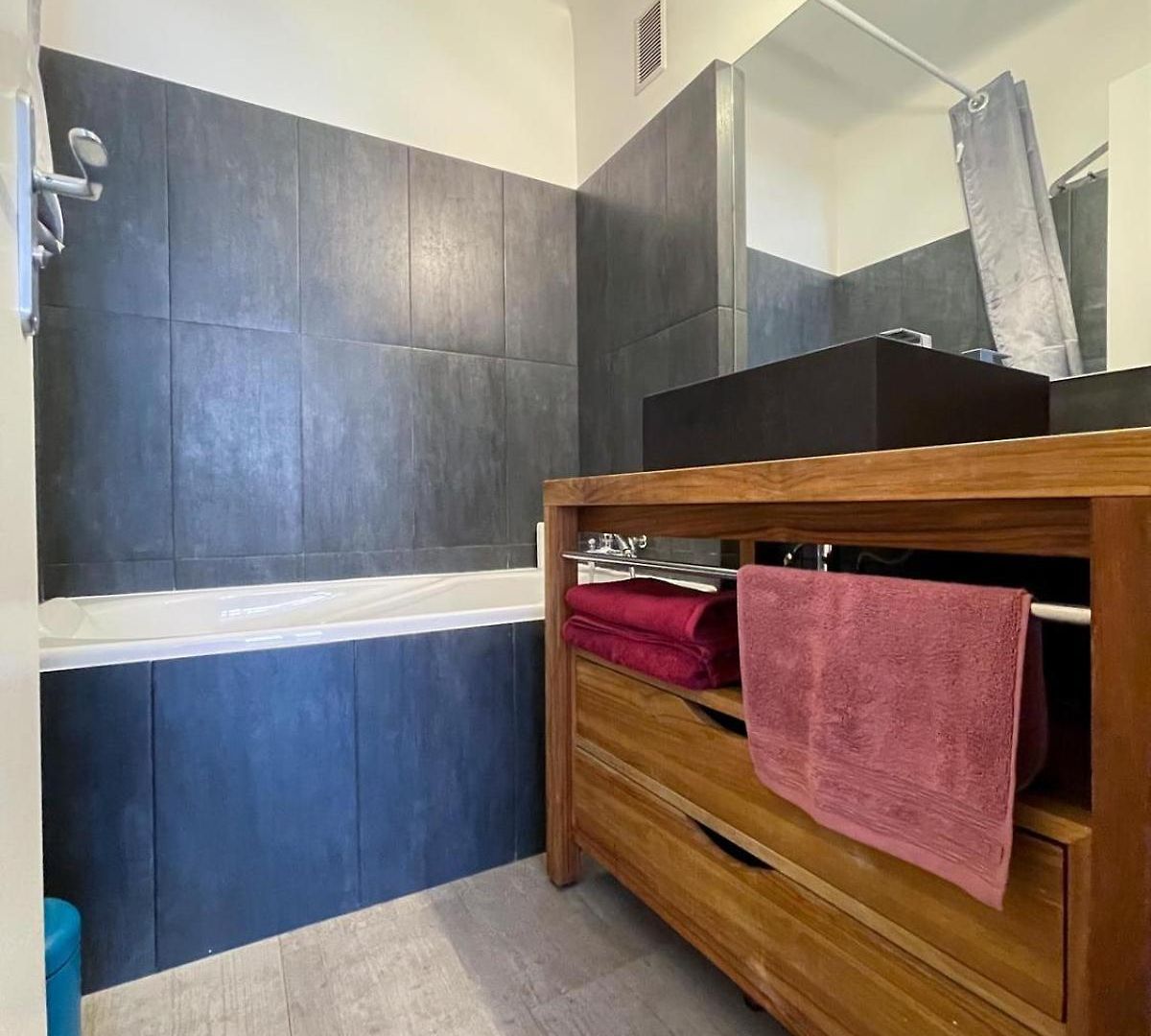 Apartment Spacious 2 Bedrooms With Parking To Port Of *