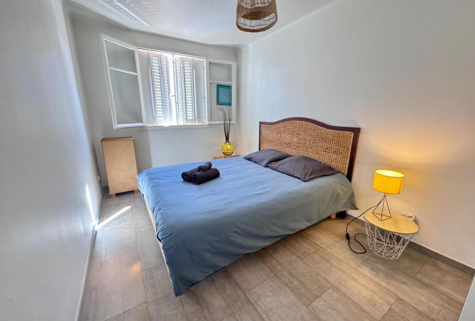 Apartment Spacious 2 Bedrooms With Parking To Port Of *