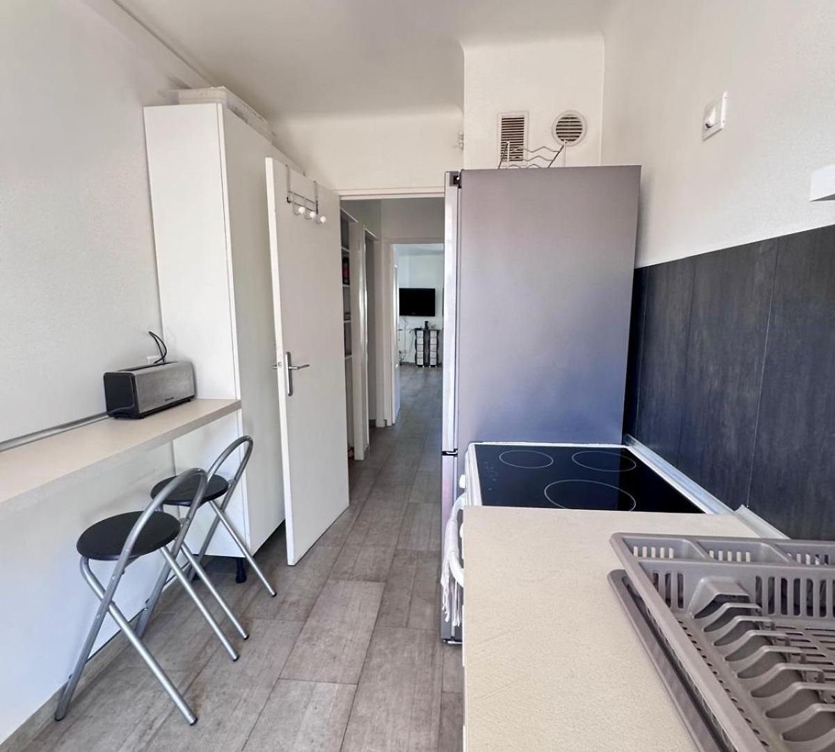 Spacious 2 Bedrooms With Parking To Port Of *