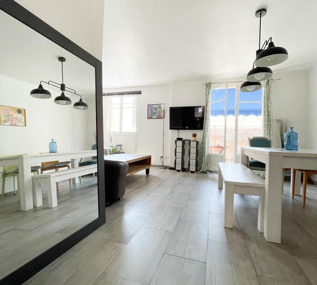 Spacious 2 Bedrooms With Parking To Port Of Apartment