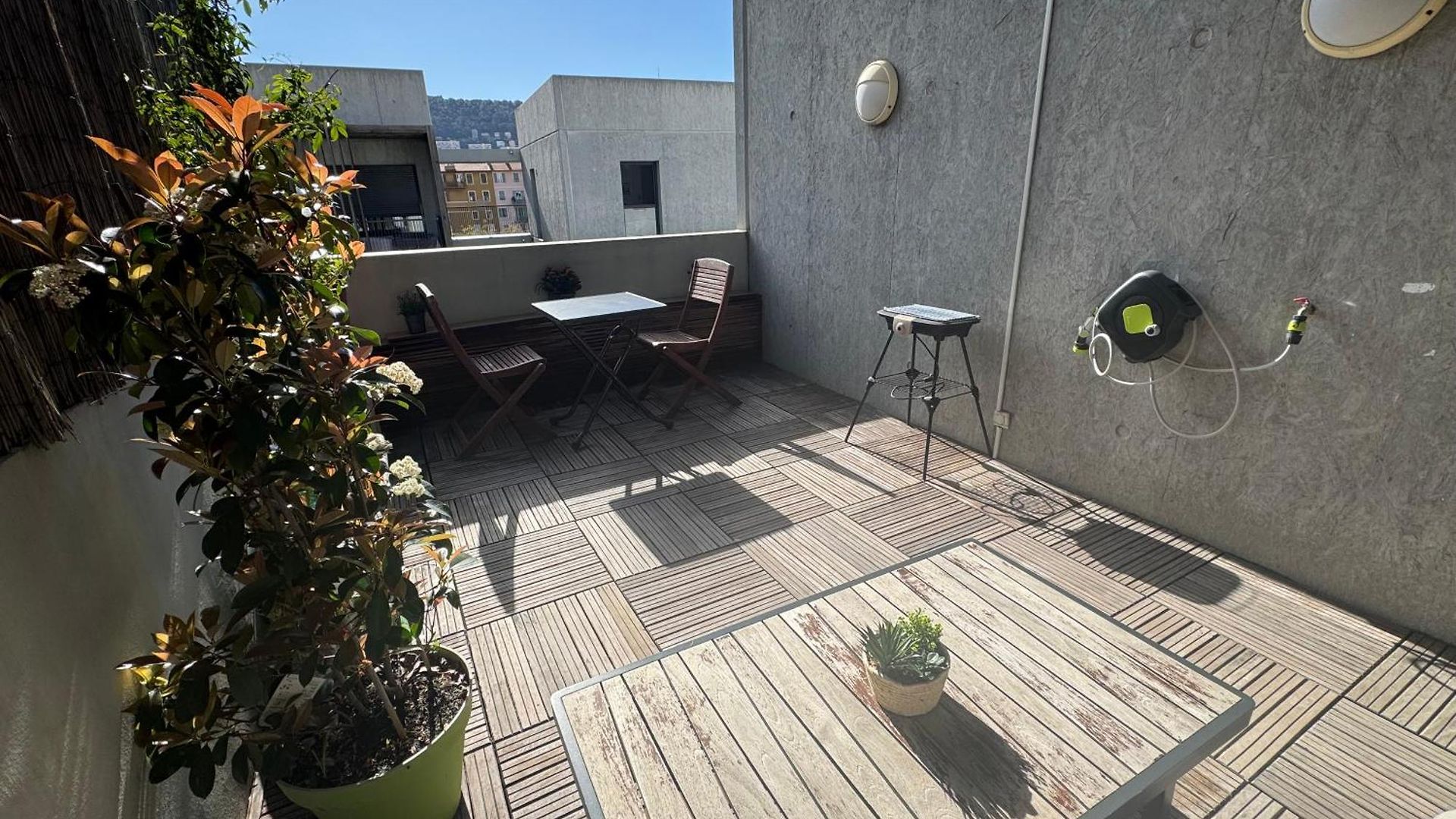 Beau Avec Belle Terrasse Au Centre De