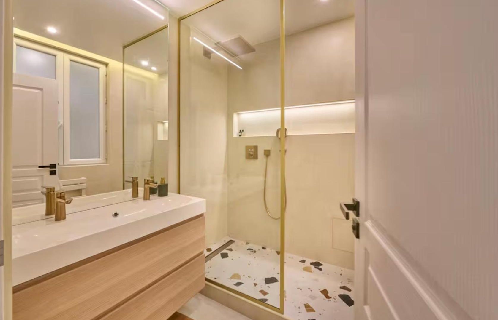- Kitchen - Wifi - Air Conditioning - Center - Tram