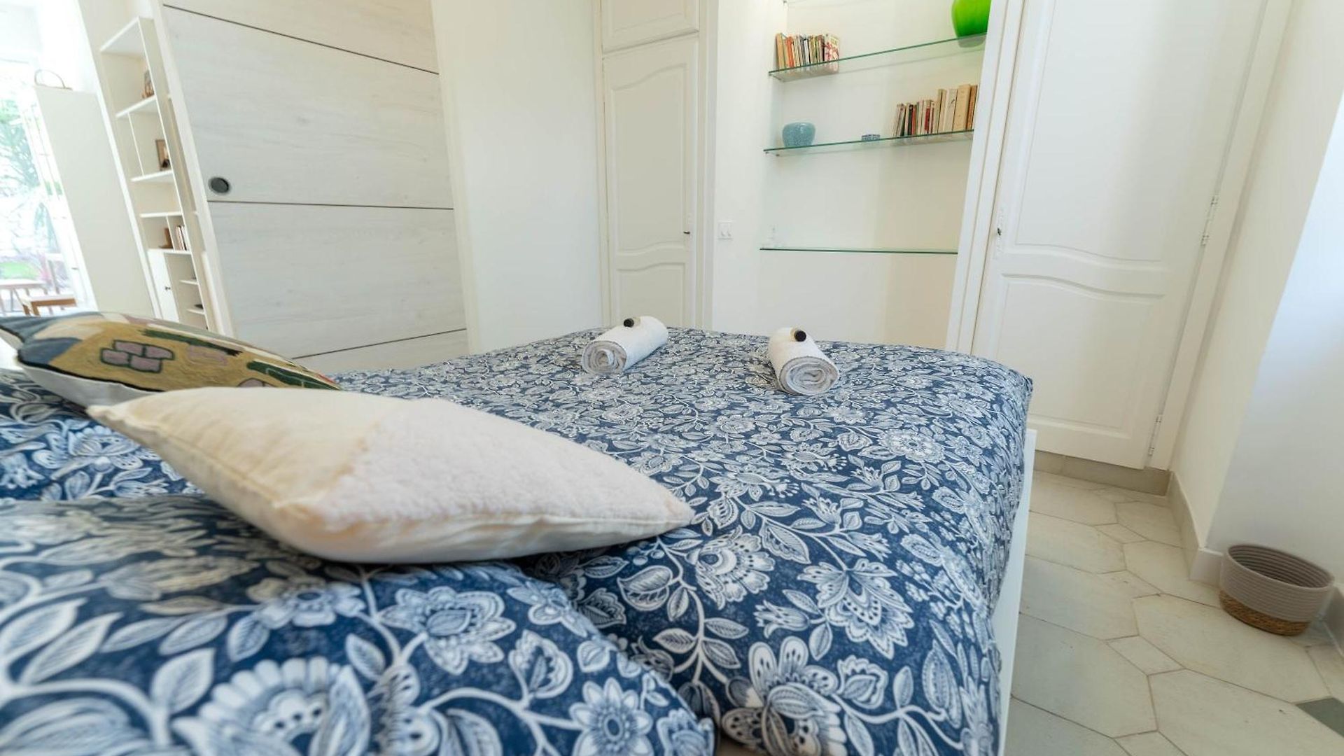 Magnifique Rez De Jardin Port Apartment *