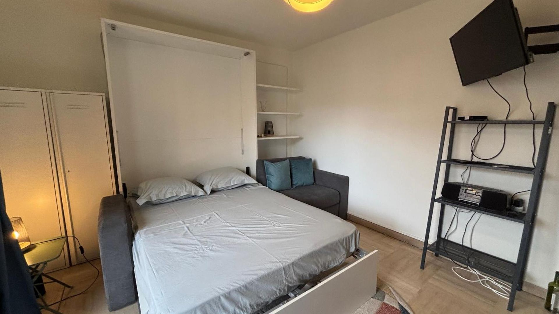 Cozy With Balcony - Garibaldi Port Apartment Nice