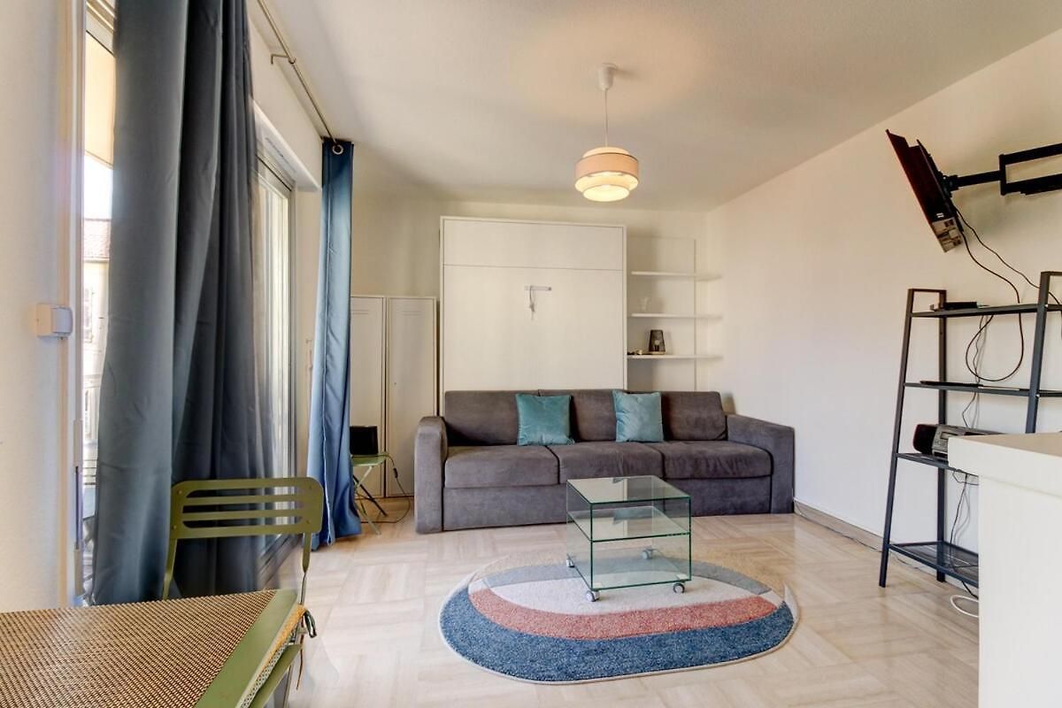 Cozy With Balcony - Garibaldi Port Apartment Nice