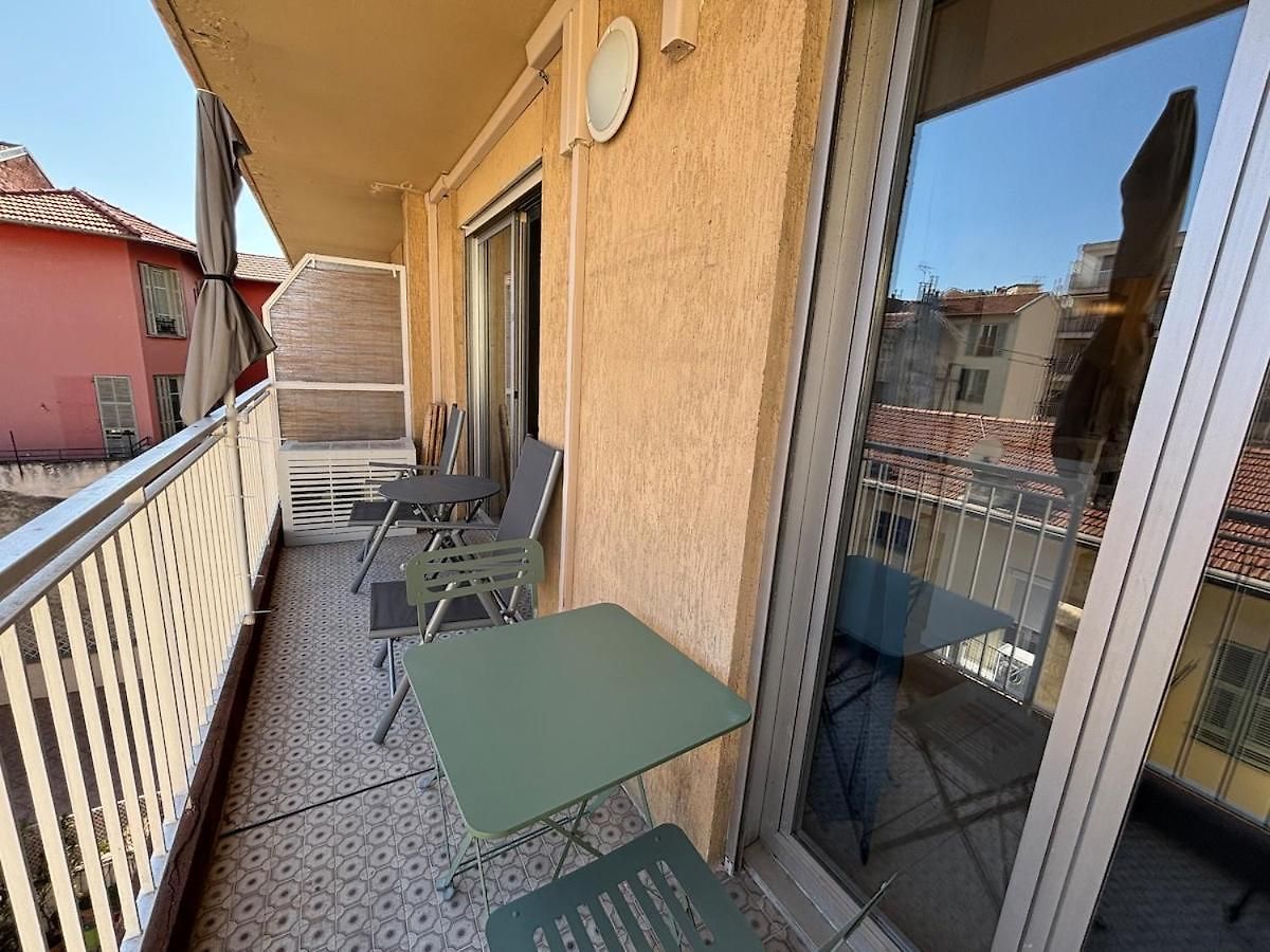 Cozy With Balcony - Garibaldi Port Apartment Nice