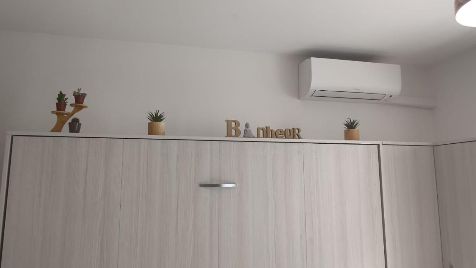 Appartement Calme Et Paisible, Climatisé Avec Terrasse Au Dernier étage, 100m Du Tramway Et 20 Min De La Promenade Des *