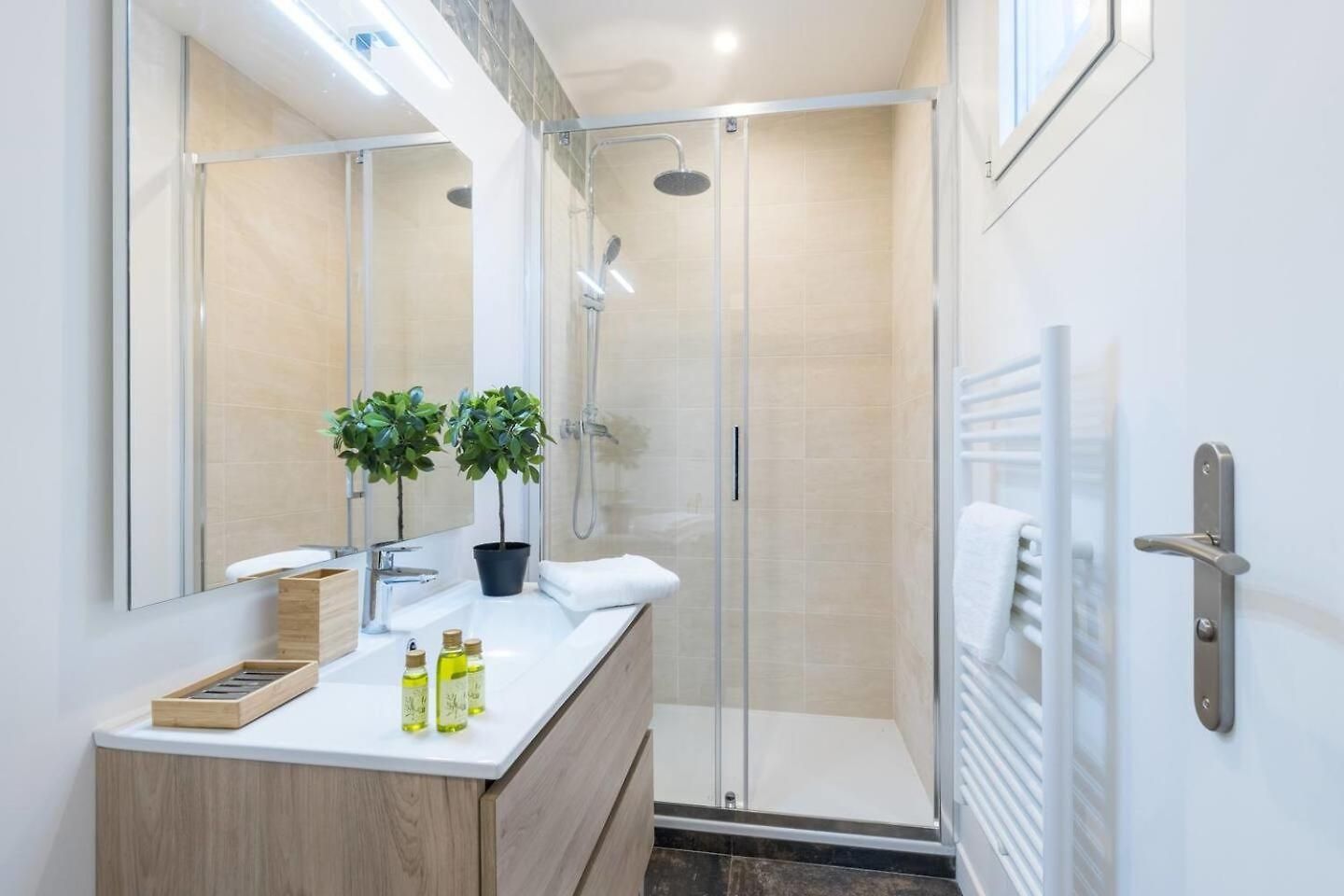 Appartement Extra Spacious 5 Min Walk To Sea & Tram