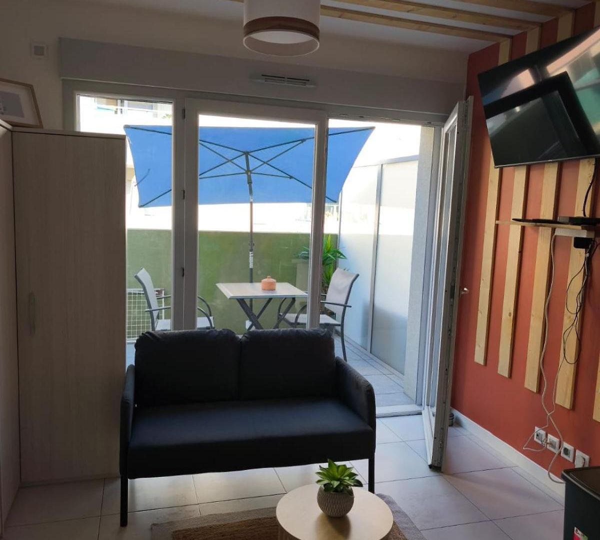 Appartement Calme Et Paisible, Climatisé Avec Terrasse Au Dernier étage, 100m Du Tramway Et 20 Min De La Promenade Des Nice